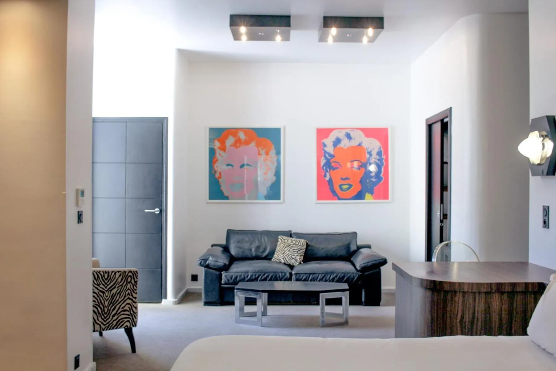 Decorative detail, Bed in Hôtel & Appartements Monsigny