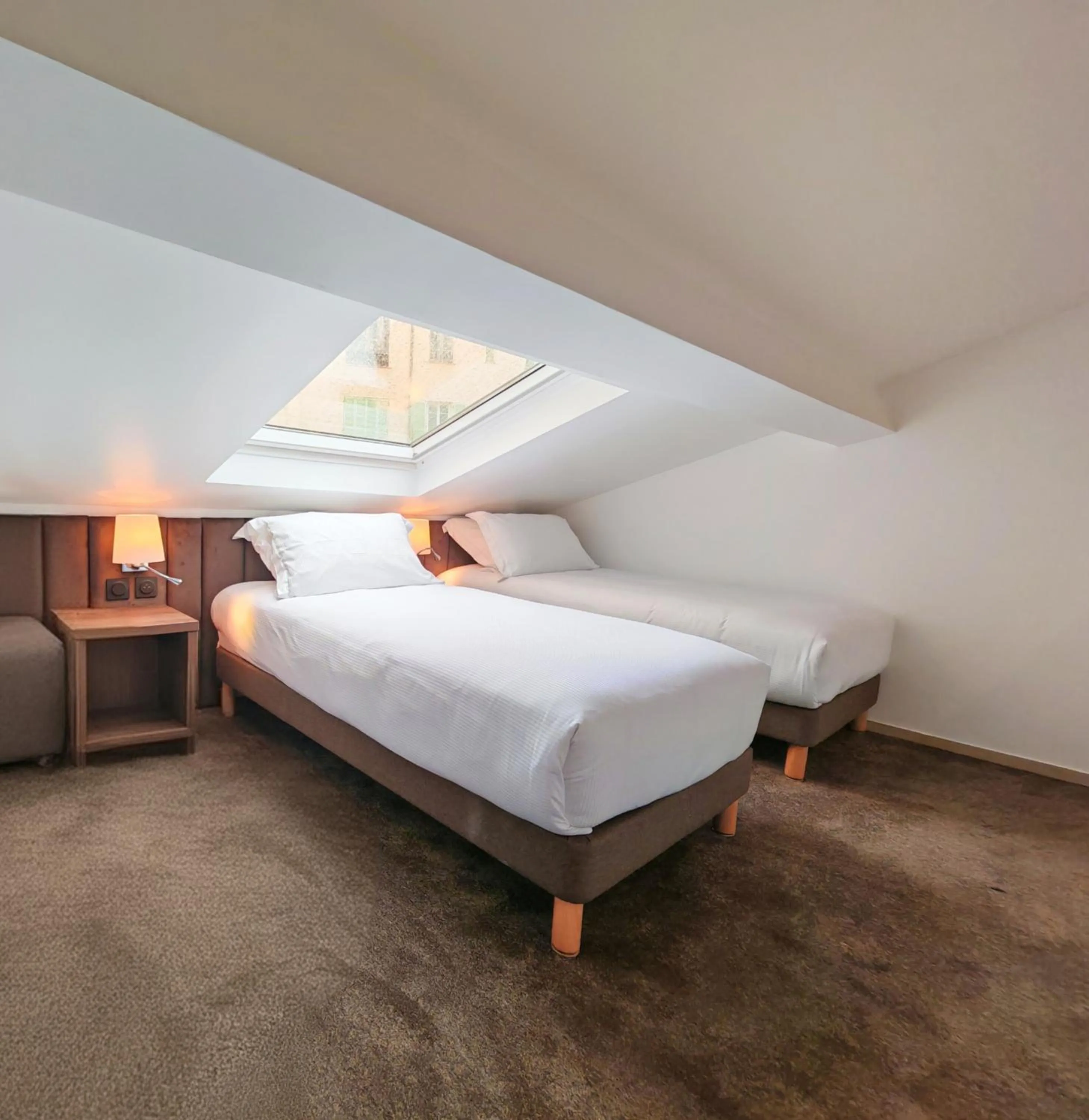 Bedroom, Bed in Hôtel & Appartements Monsigny