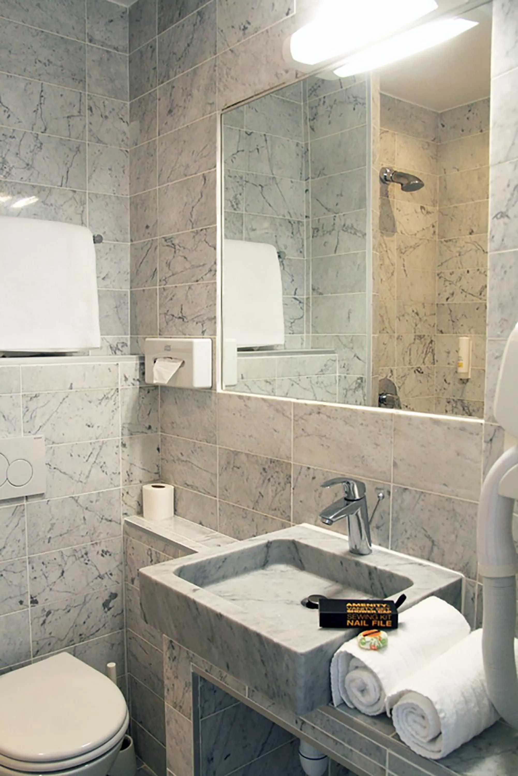 Bathroom in Hôtel & Appartements Monsigny