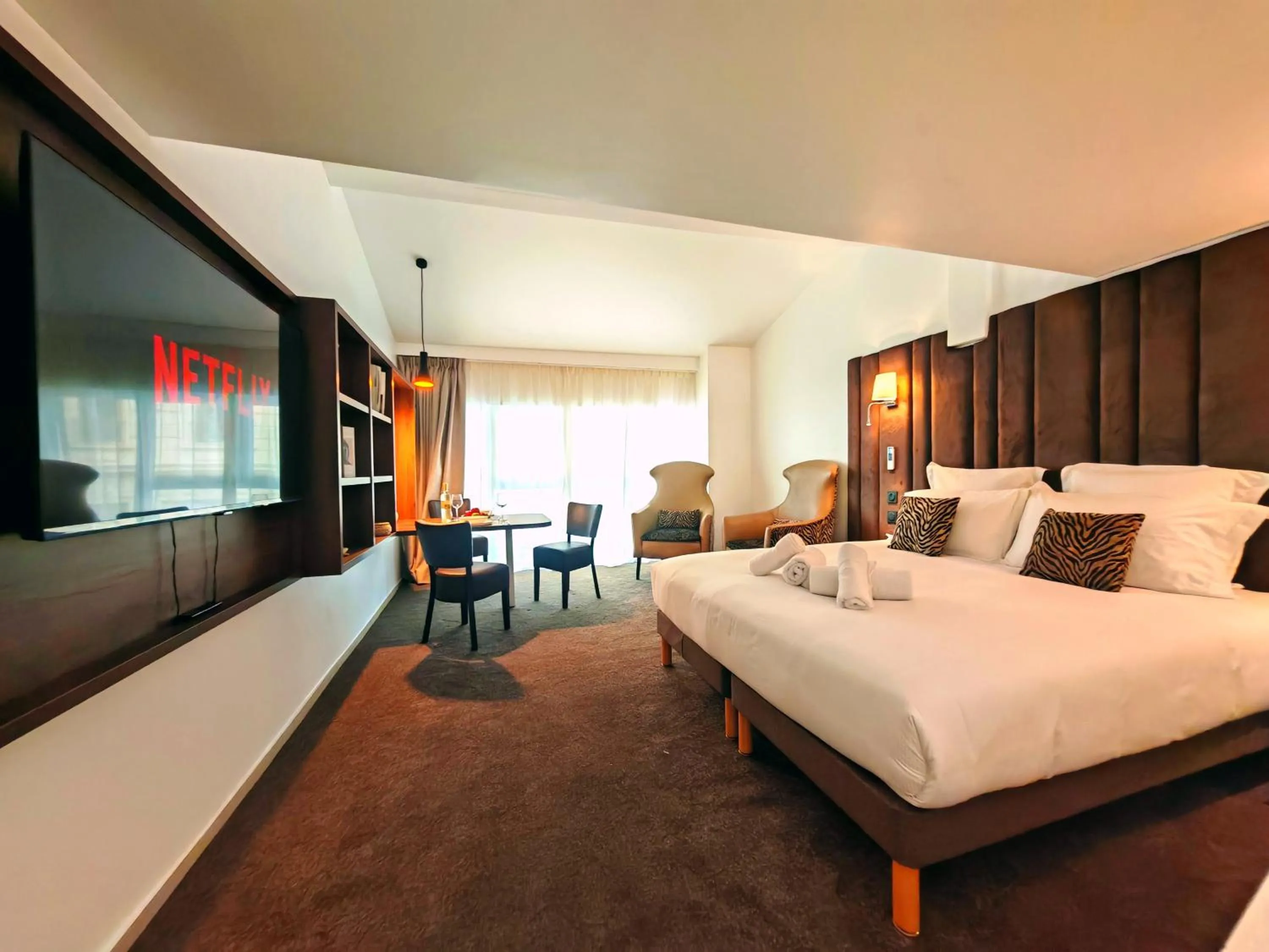 Bedroom, Bed in Hôtel & Appartements Monsigny