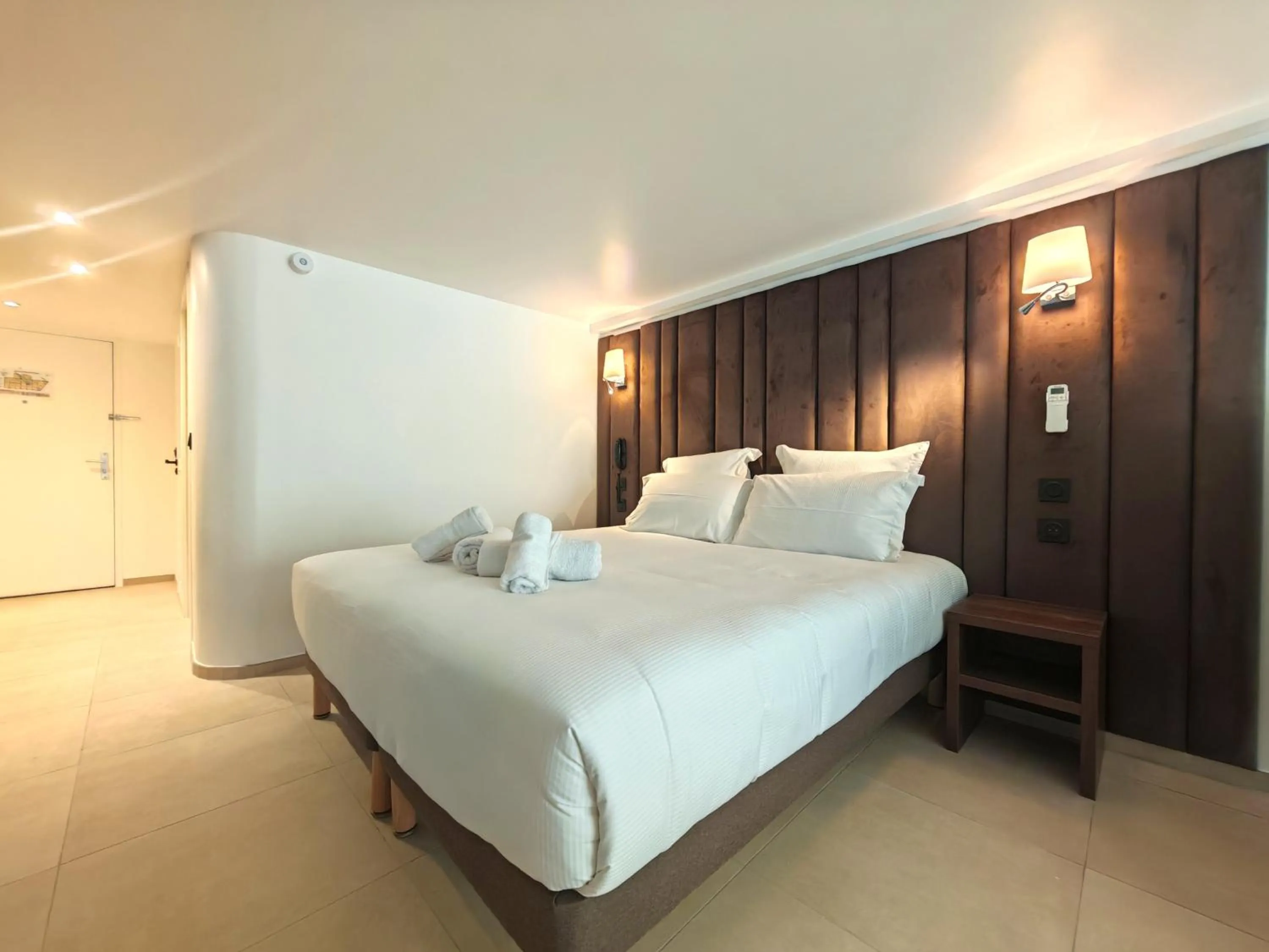 Bedroom, Bed in Hôtel & Appartements Monsigny