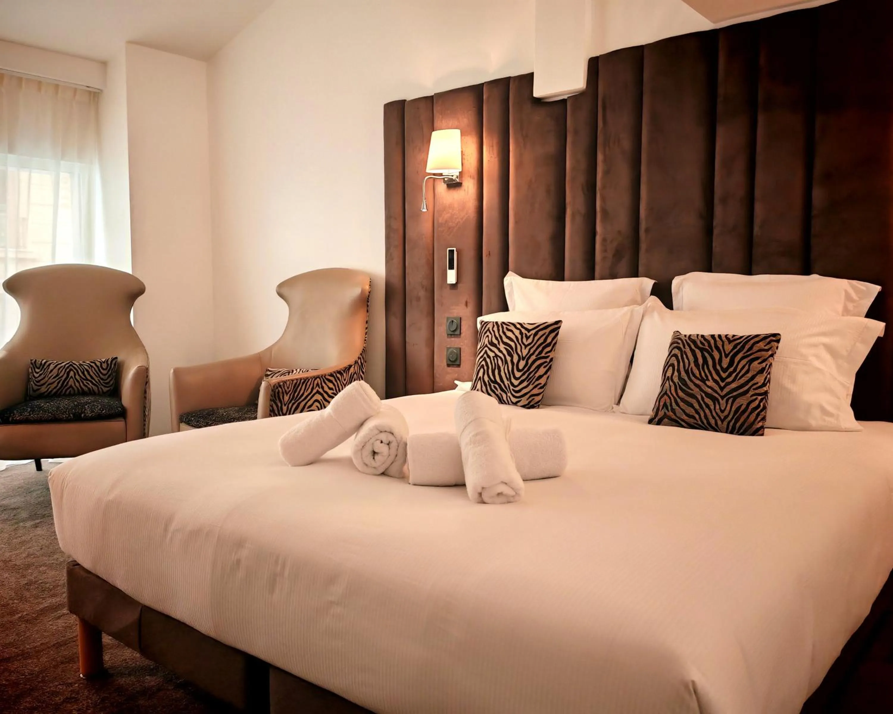 Bedroom, Bed in Hôtel & Appartements Monsigny