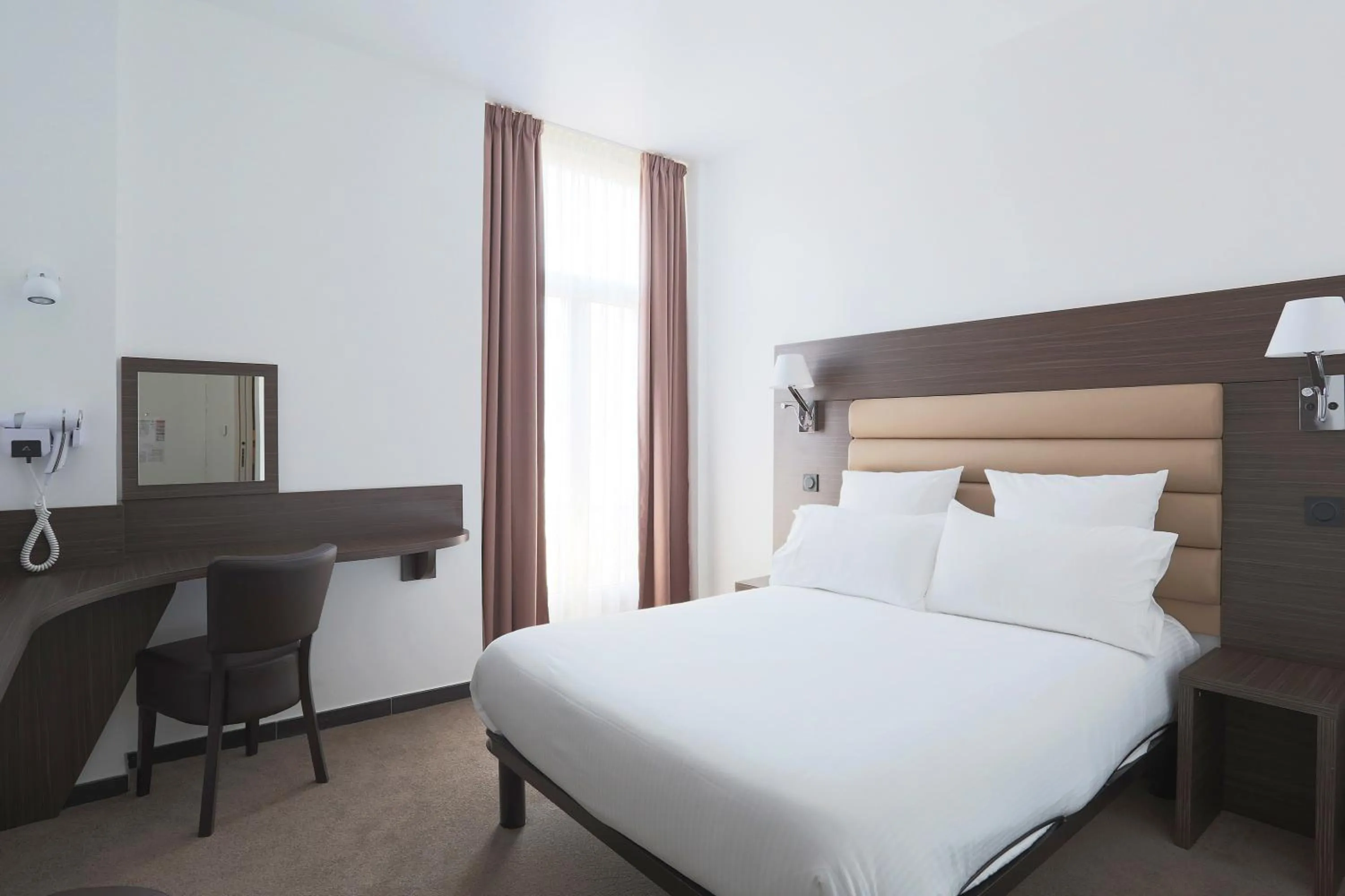 Bedroom, Bed in Hôtel & Appartements Monsigny