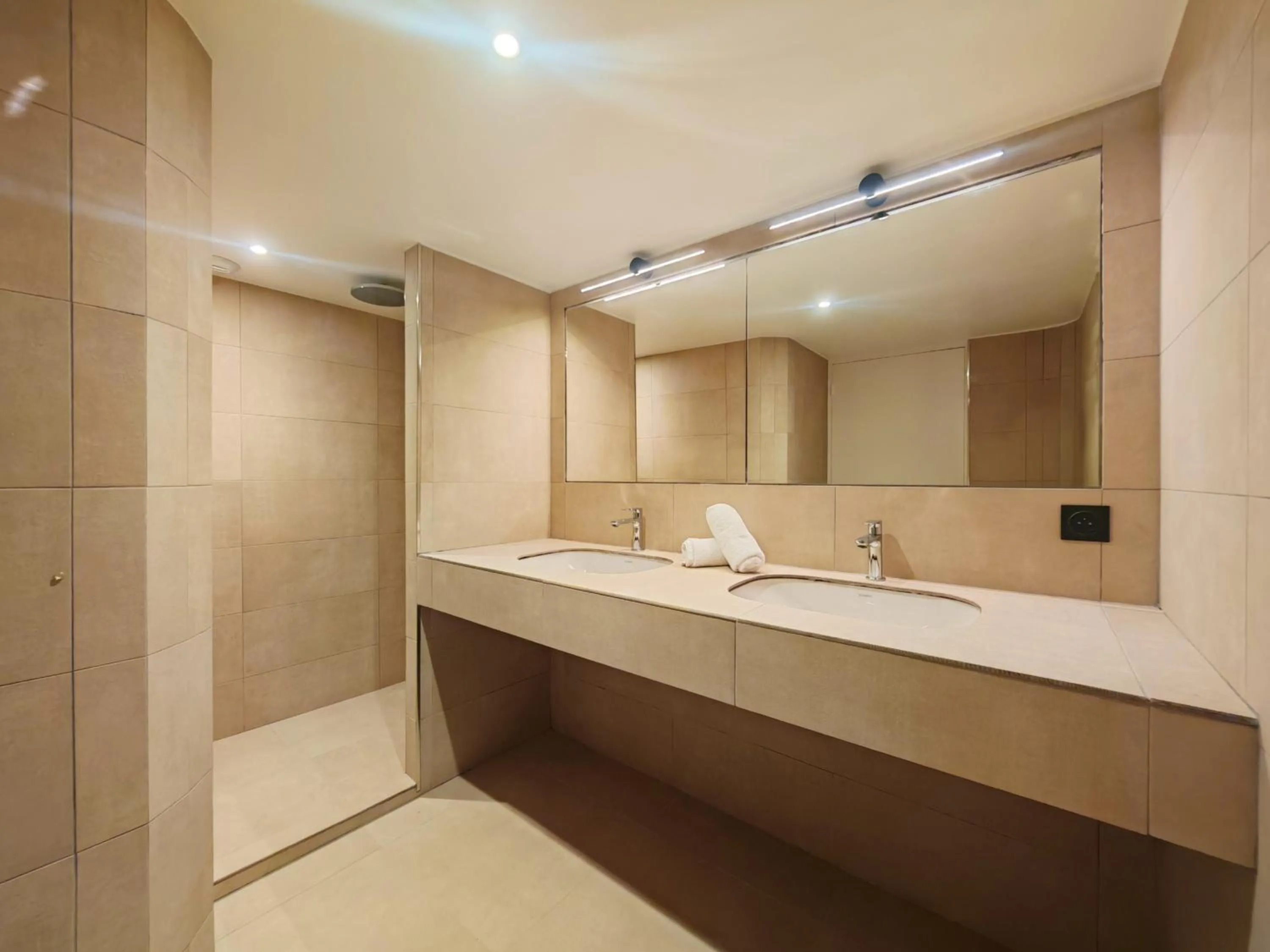 Bathroom in Hôtel & Appartements Monsigny