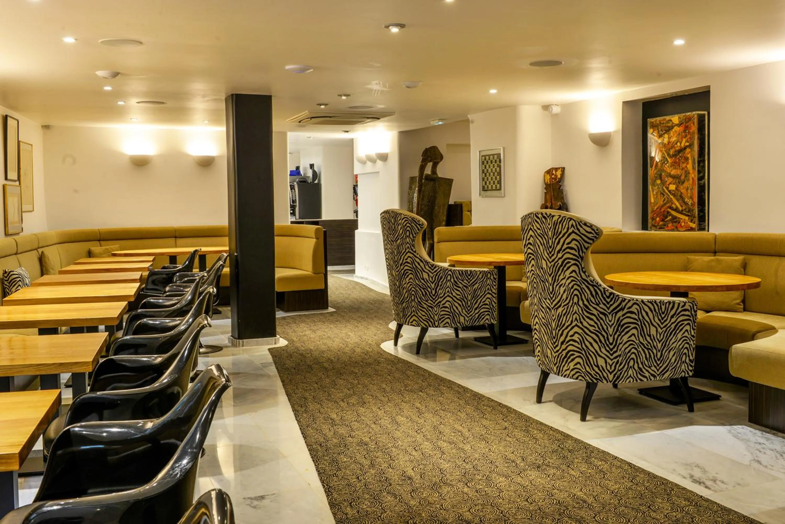 Restaurant/places to eat in Hôtel & Appartements Monsigny