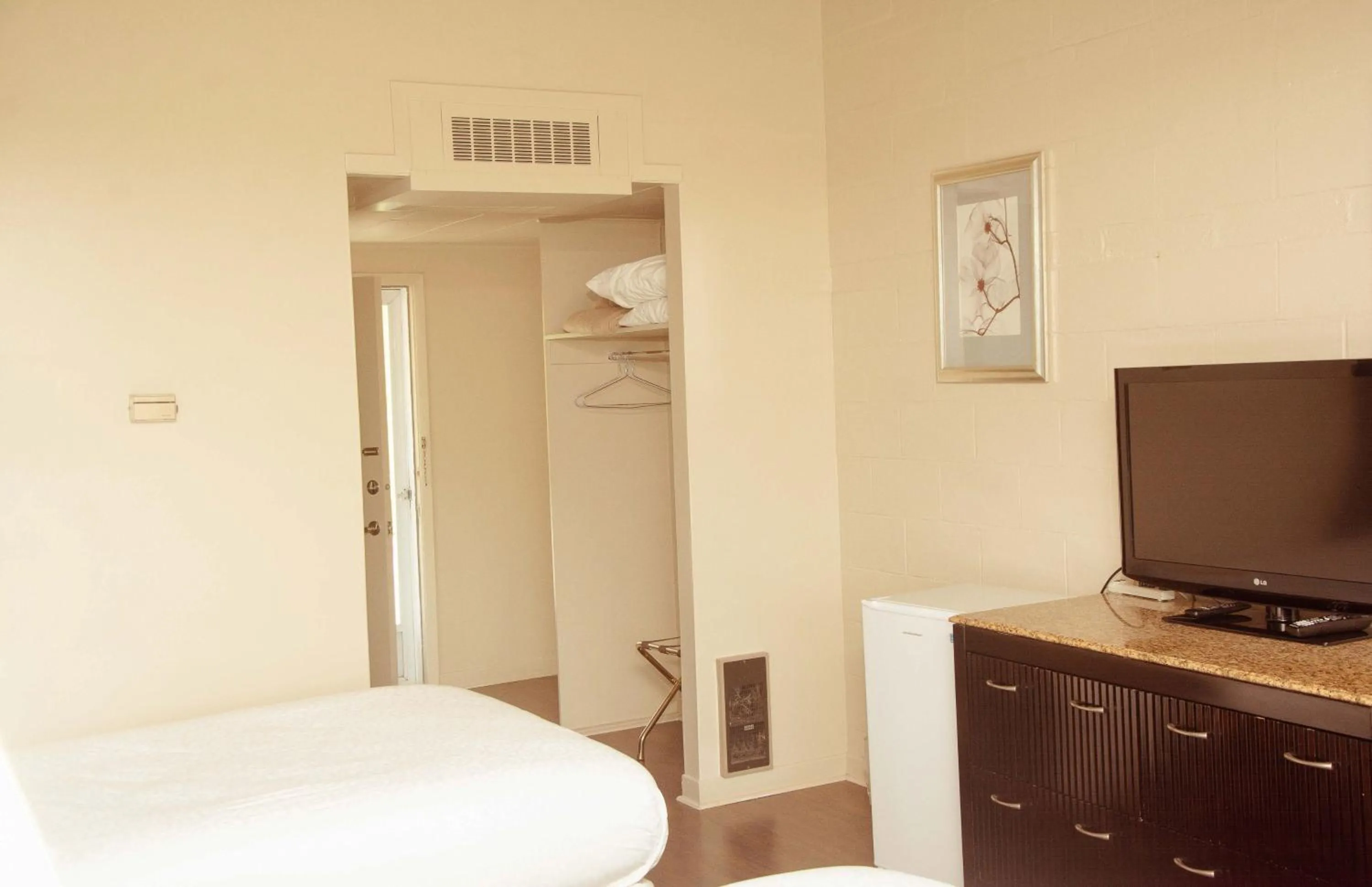 Facade/entrance in Travels Inn Victoria County