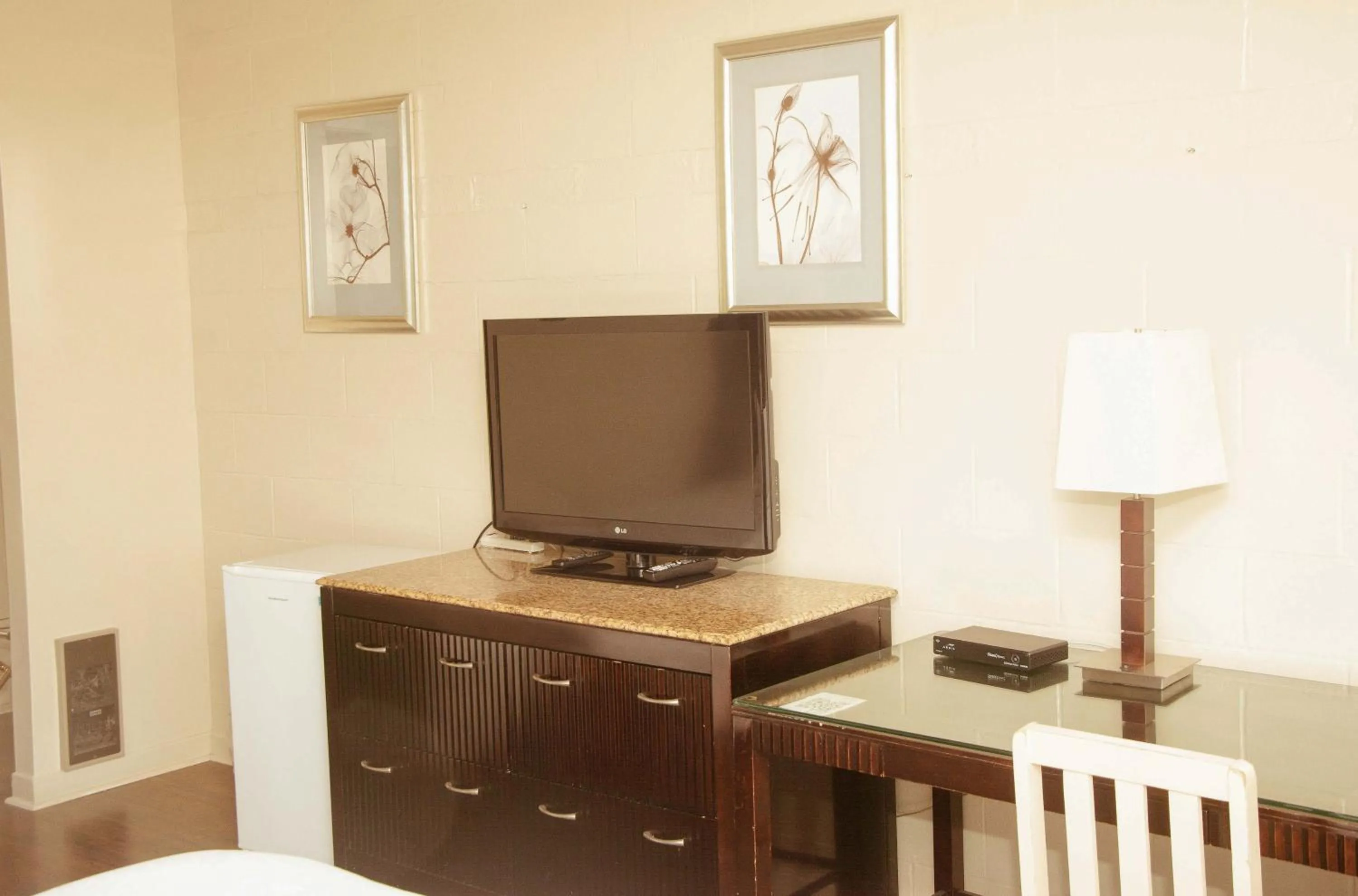 Communal lounge/ TV room in Travels Inn Victoria County