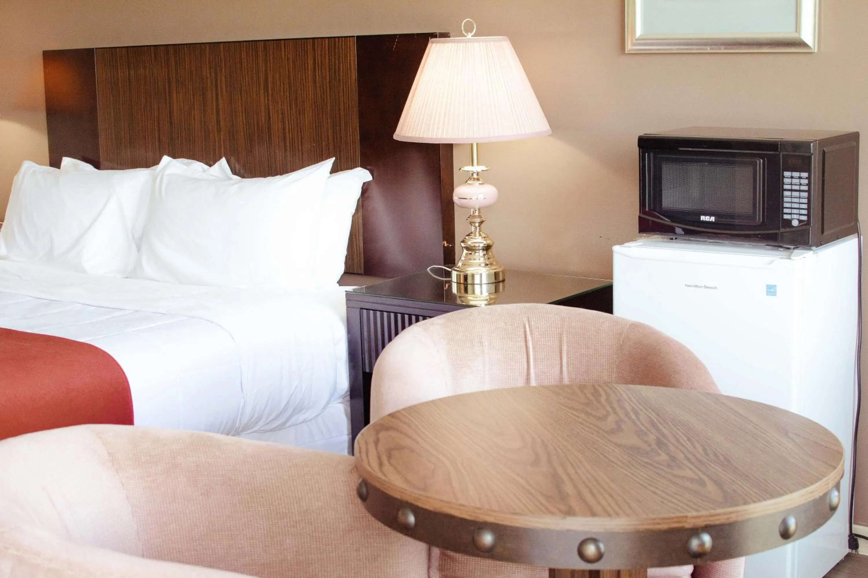 Seating area in Travels Inn Victoria County