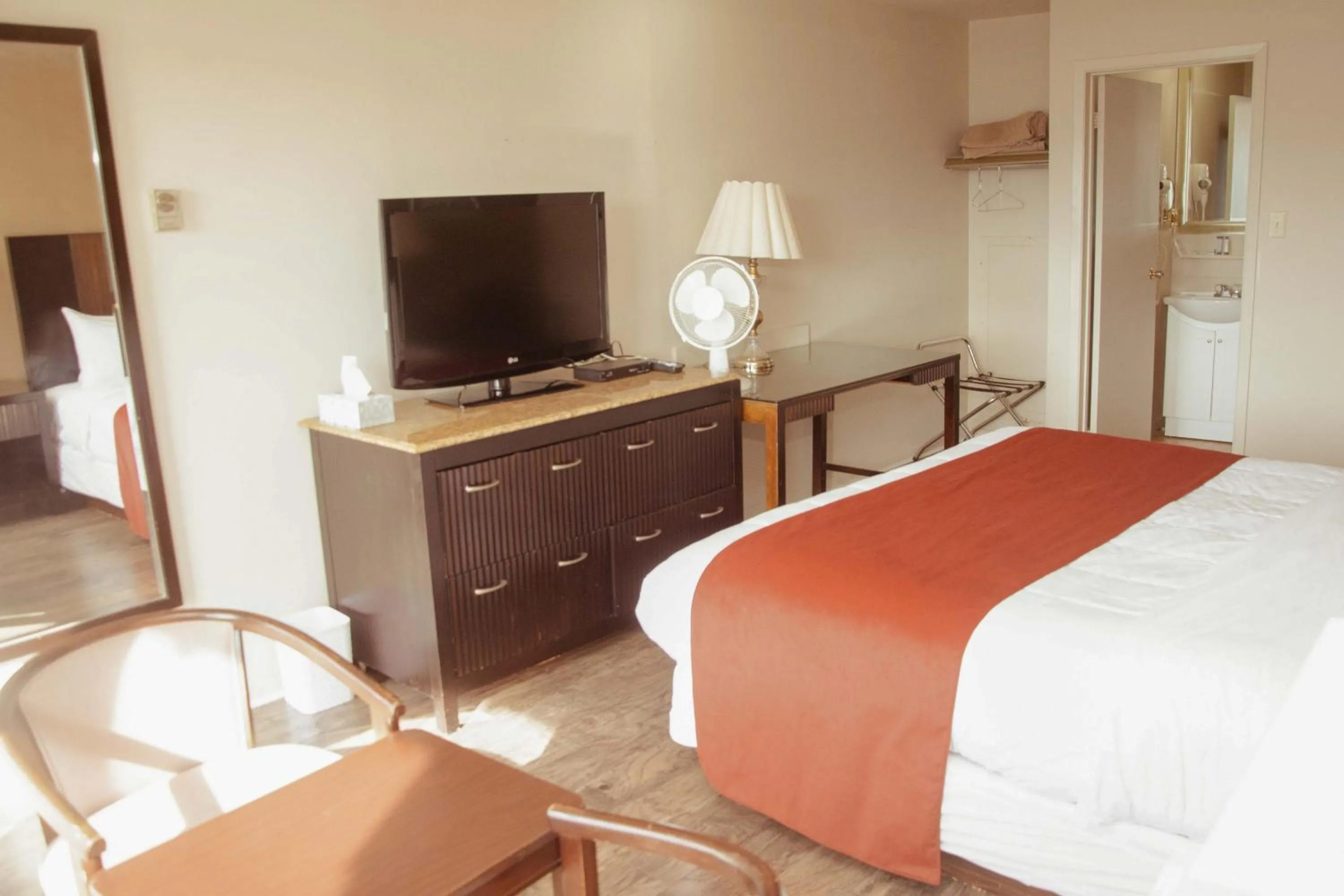 Communal lounge/ TV room in Travels Inn Victoria County