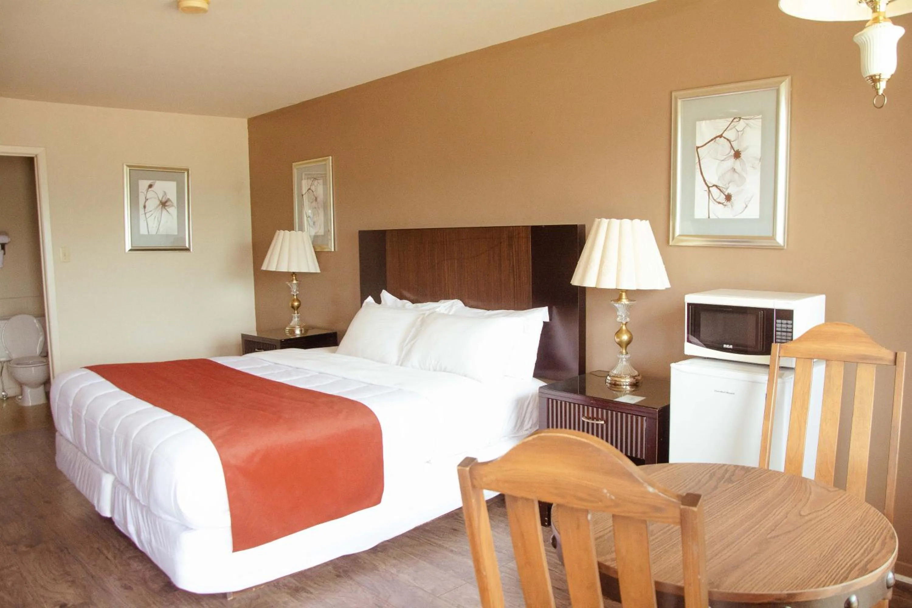 Bedroom in Travels Inn Victoria County