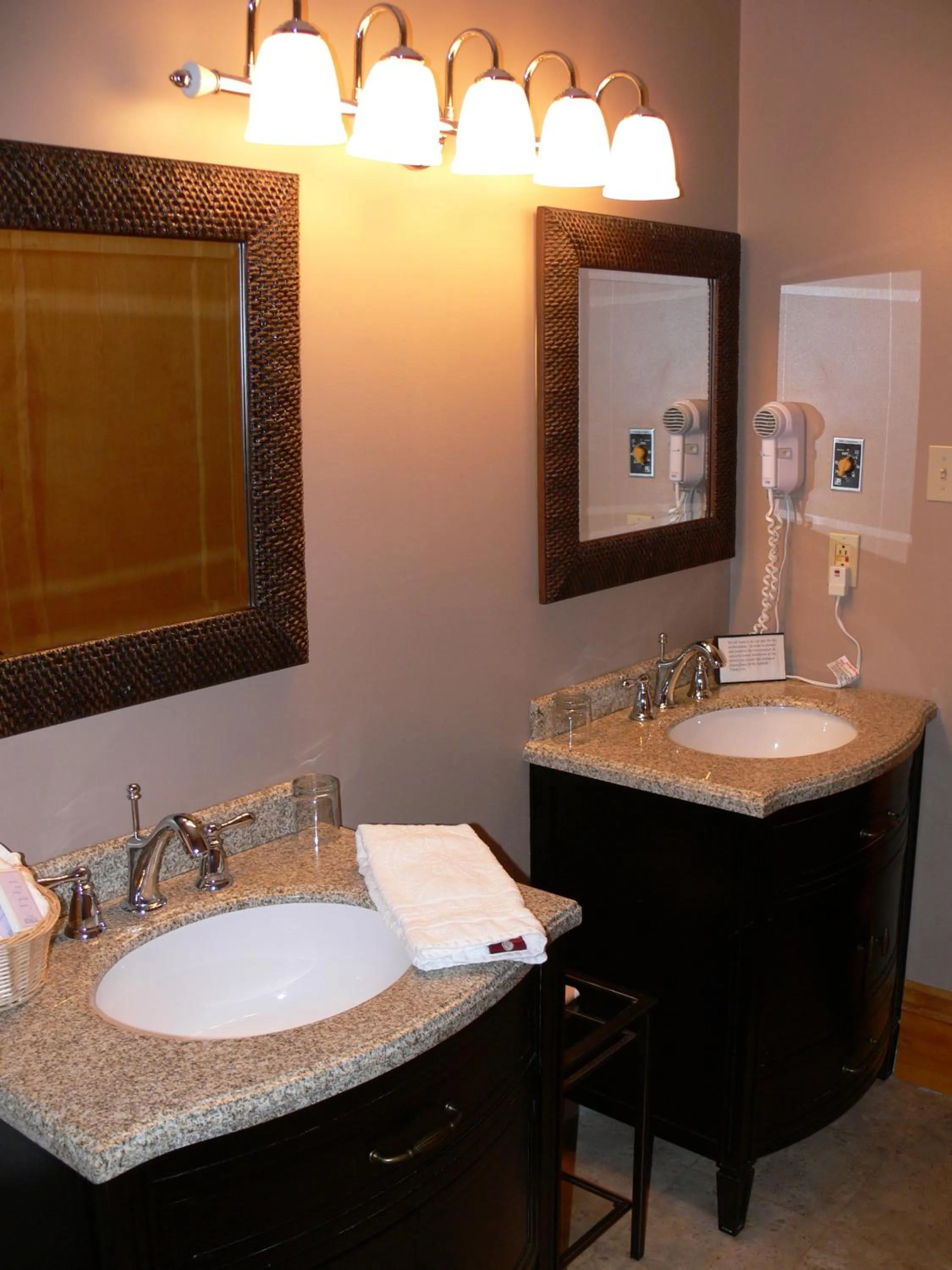 Bathroom in Eganridge Resort, Golf Club & Spa