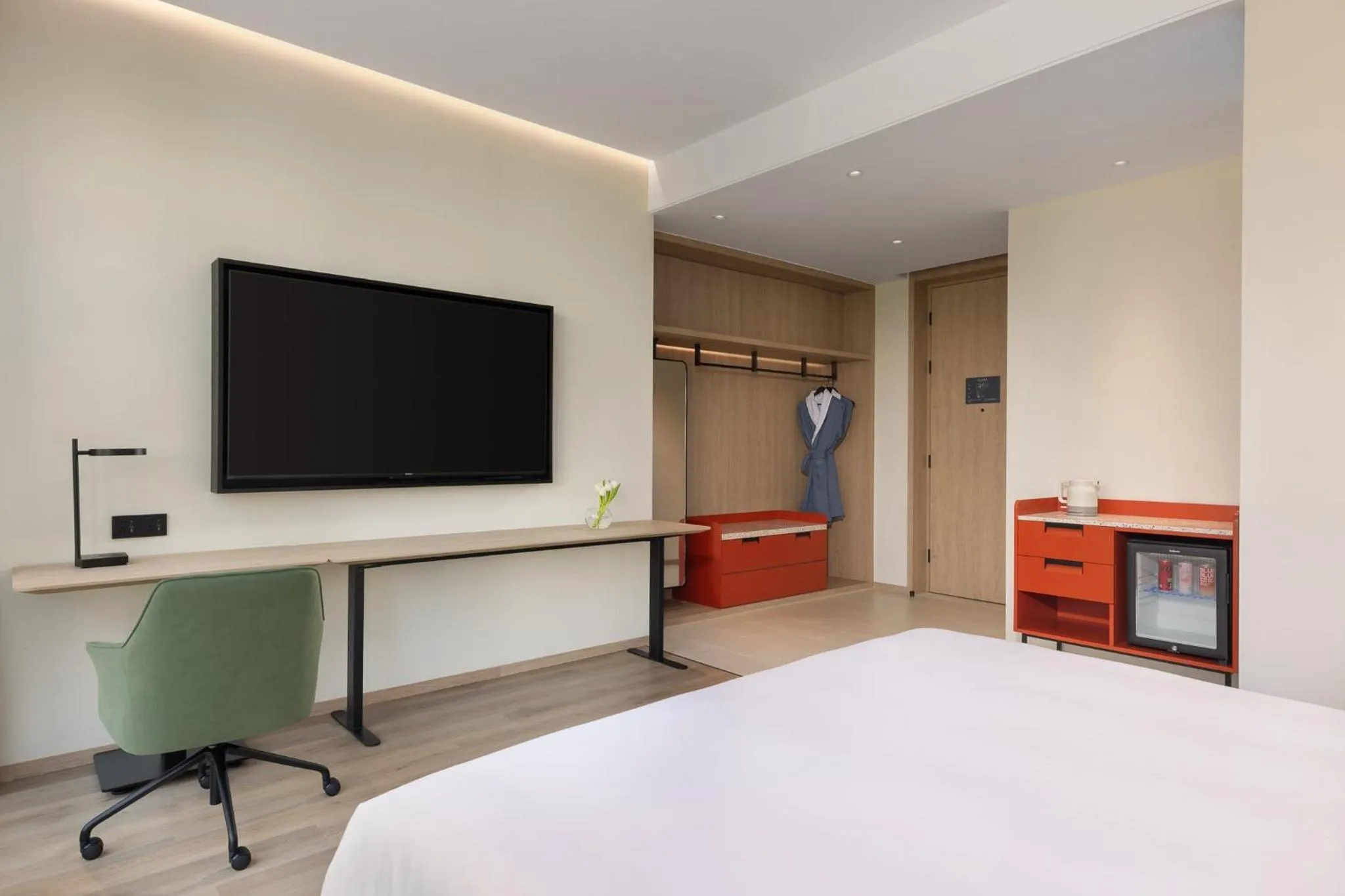 Photo of the whole room, Bed in EVEN Hotel Hangzhou West Lake by IHG