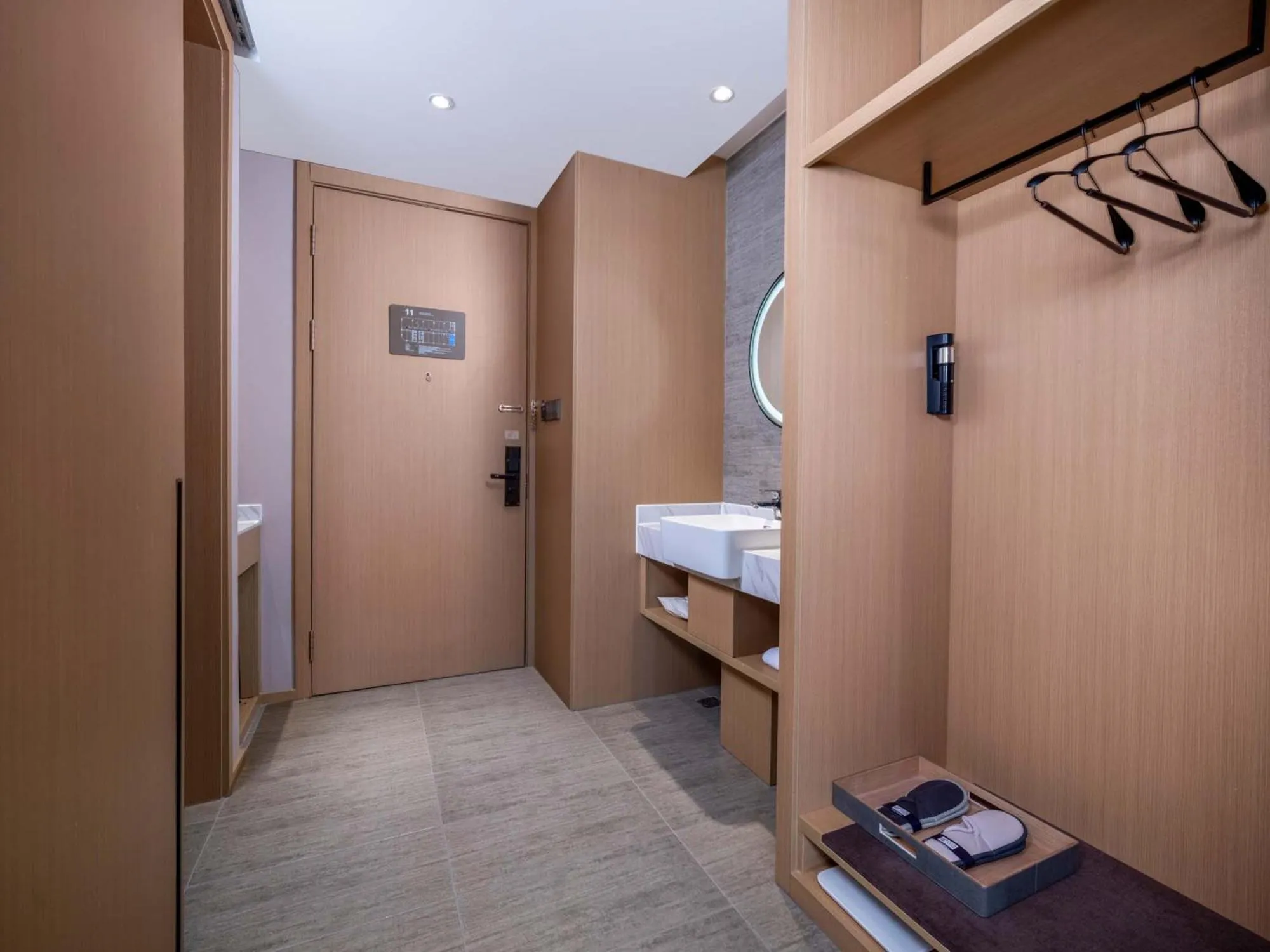 Photo of the whole room, Bed in Holiday Inn Express Zhuhai Grand Theater by IHG