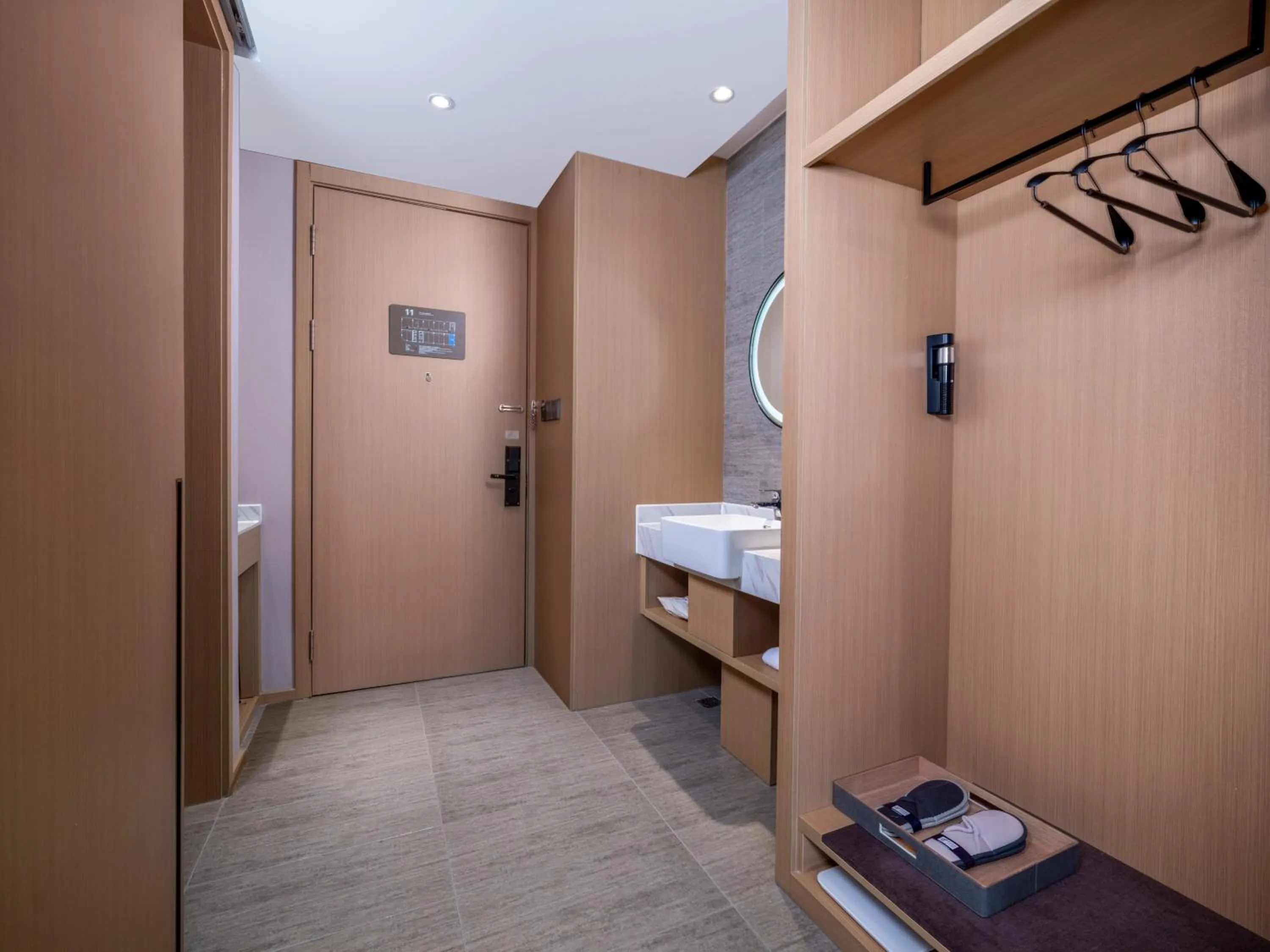 Photo of the whole room, Bed in Holiday Inn Express Zhuhai Grand Theater by IHG