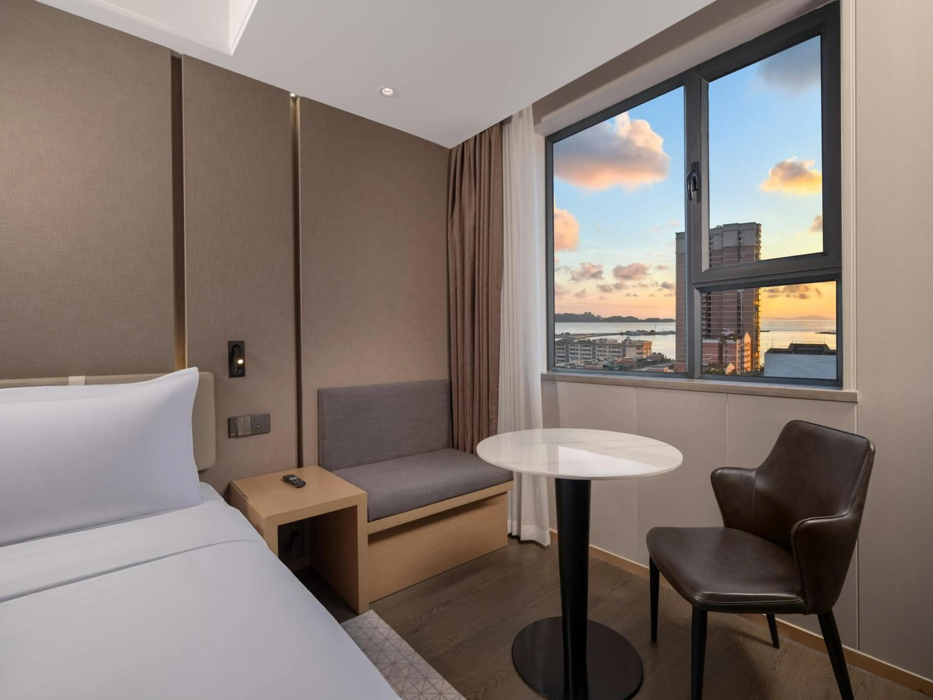 Photo of the whole room, Bed in Holiday Inn Express Zhuhai Grand Theater by IHG