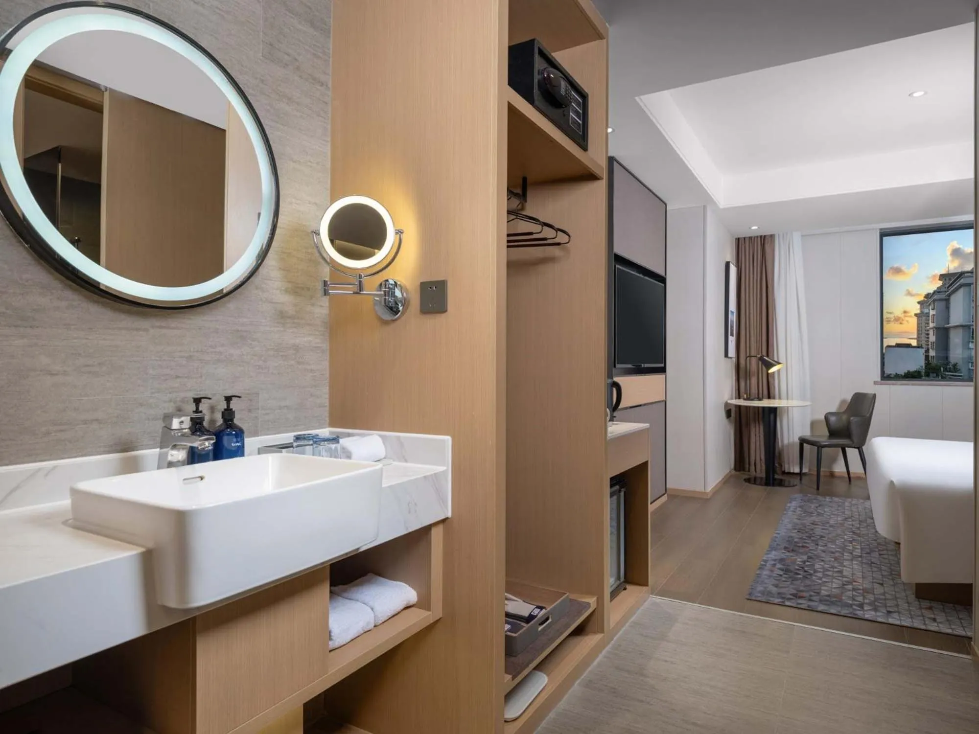 Bathroom, Bed in Holiday Inn Express Zhuhai Grand Theater by IHG