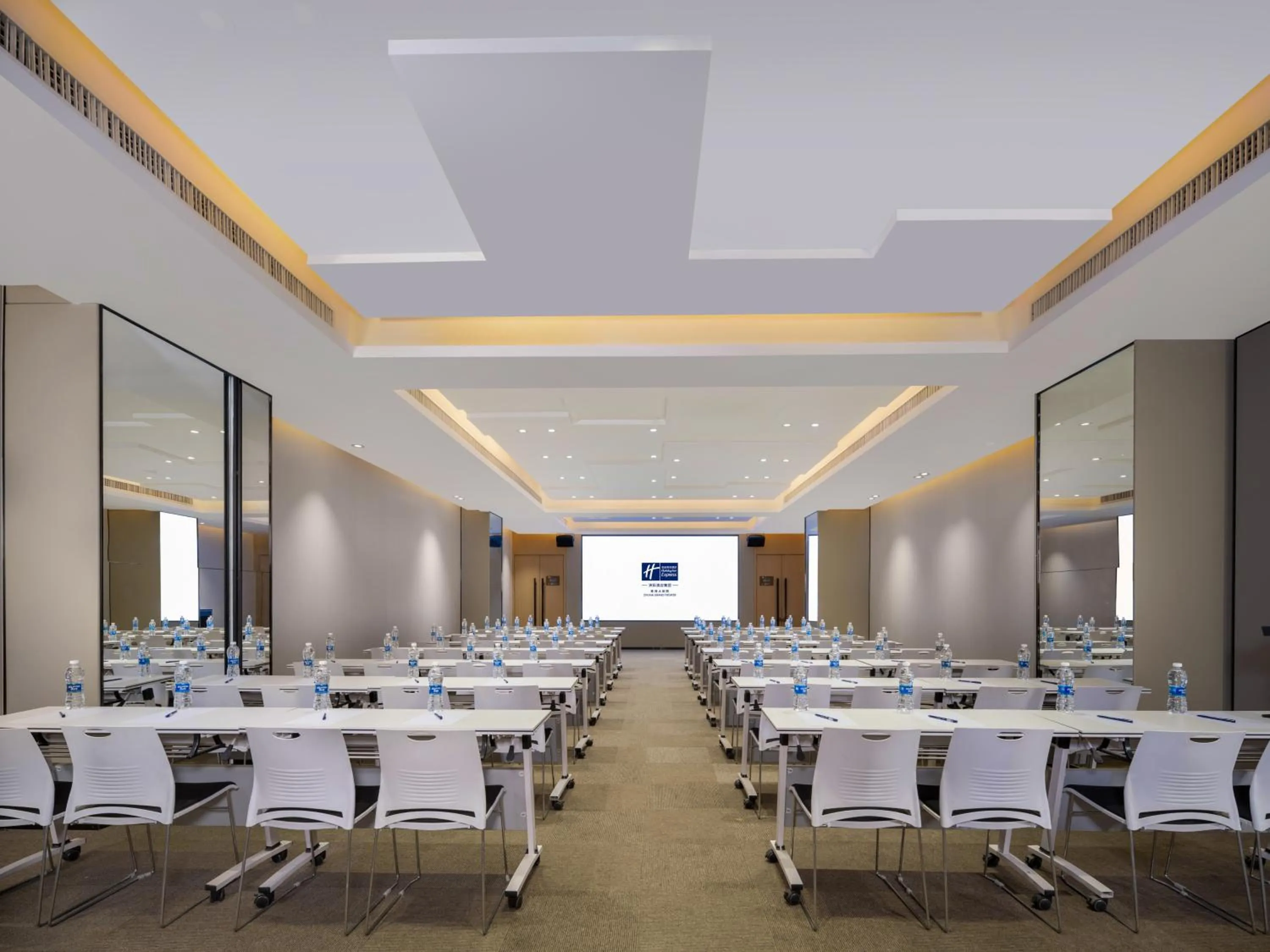 Meeting/conference room in Holiday Inn Express Zhuhai Grand Theater by IHG