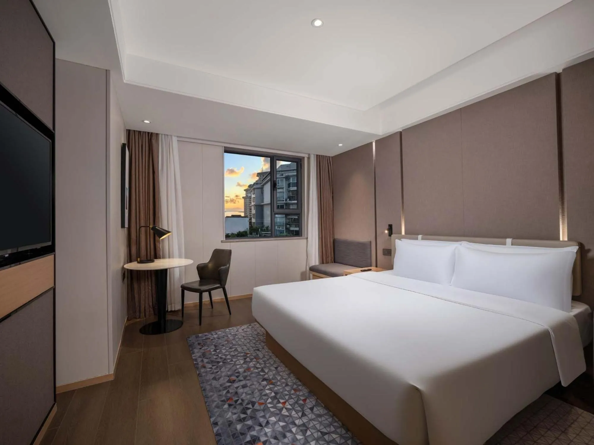 Photo of the whole room, Bed in Holiday Inn Express Zhuhai Grand Theater by IHG