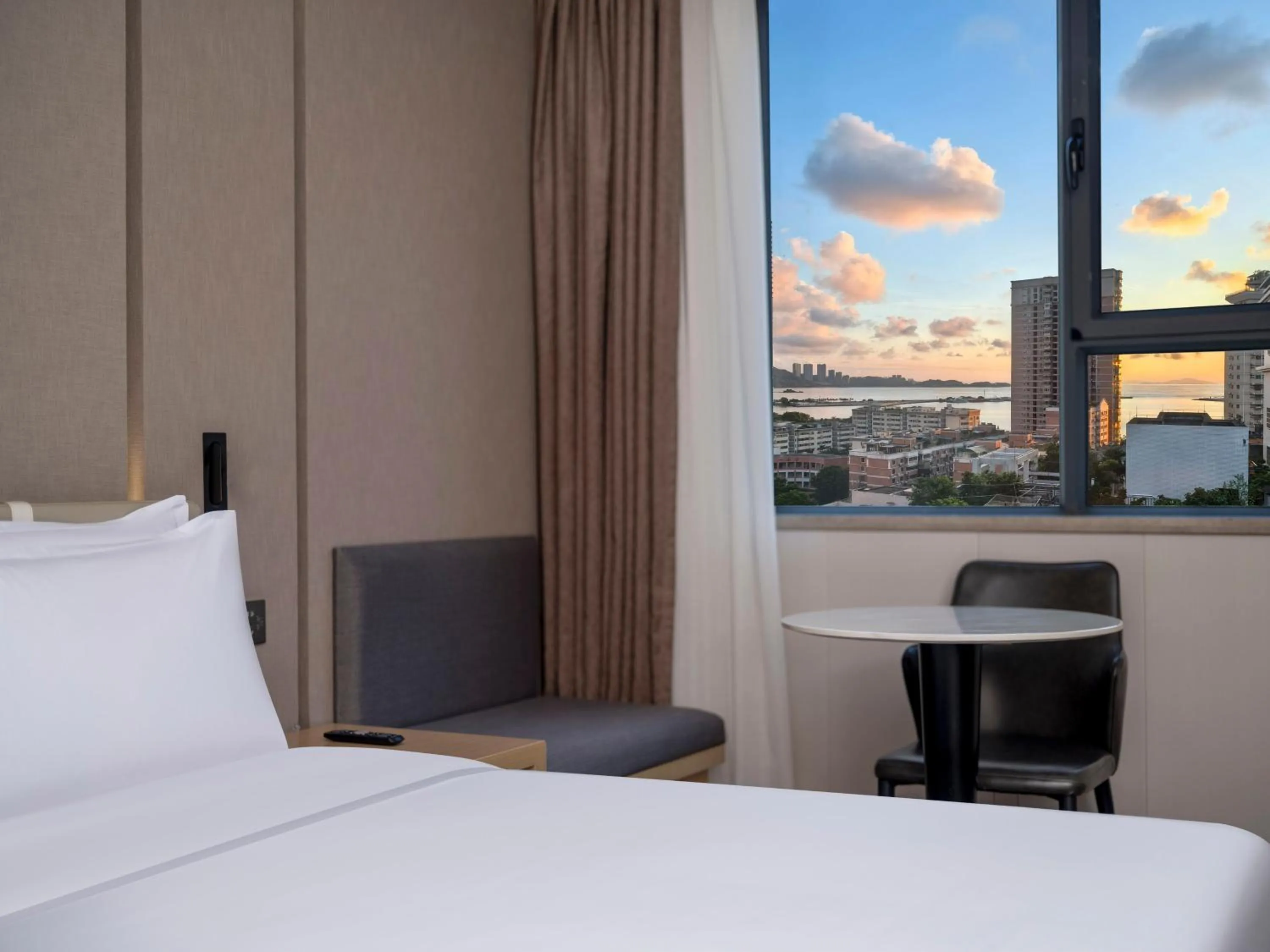 Photo of the whole room, Bed in Holiday Inn Express Zhuhai Grand Theater by IHG