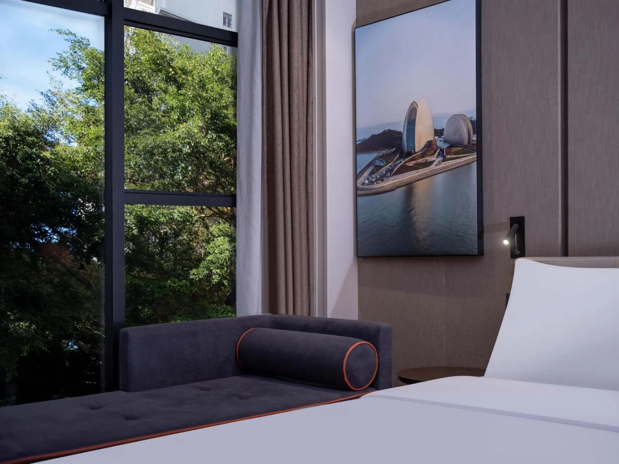 Bed in Holiday Inn Express Zhuhai Grand Theater by IHG