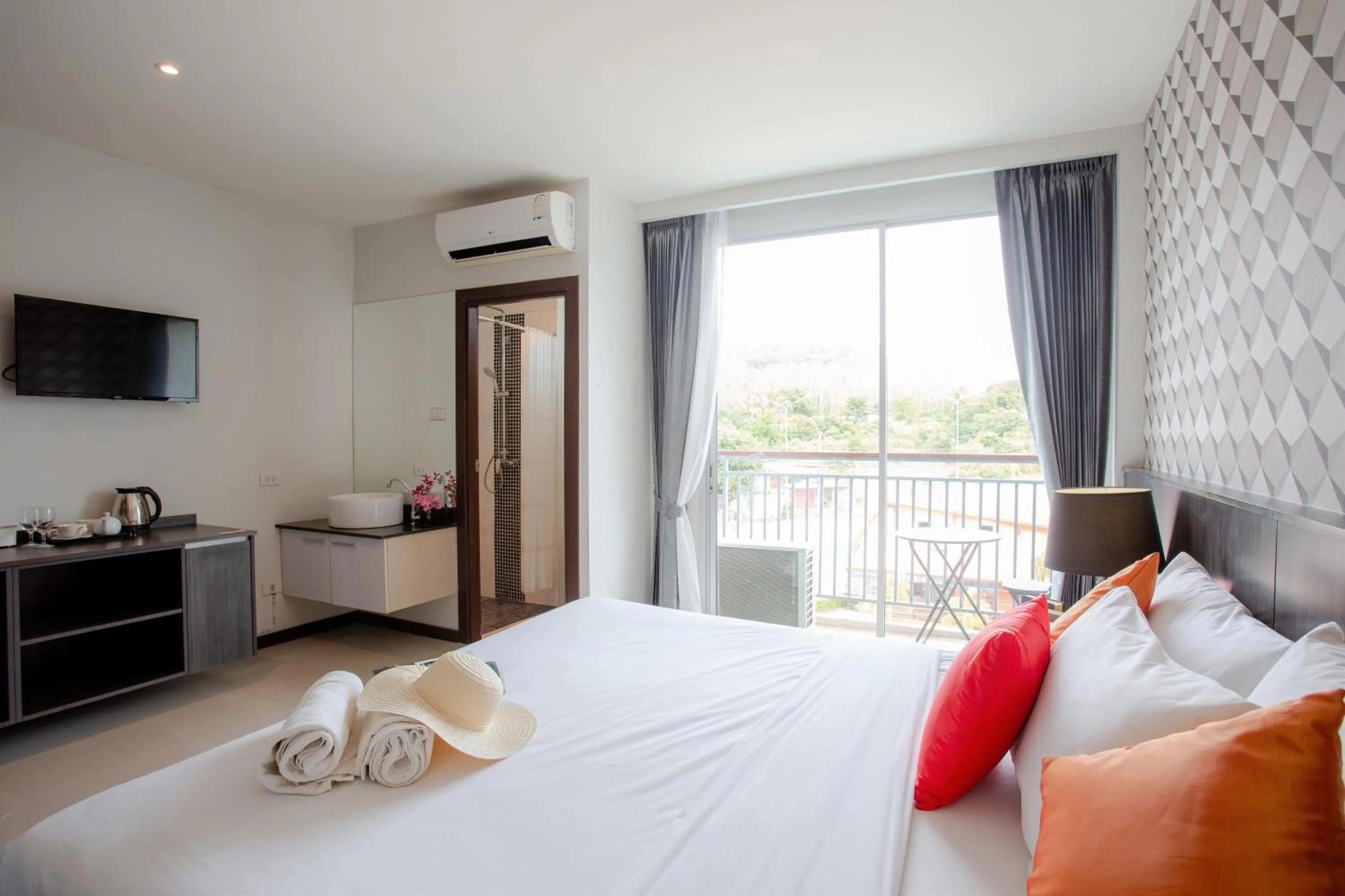 Shower, Bed in The Wings Boutique Hotels Krabi Ko Lanta