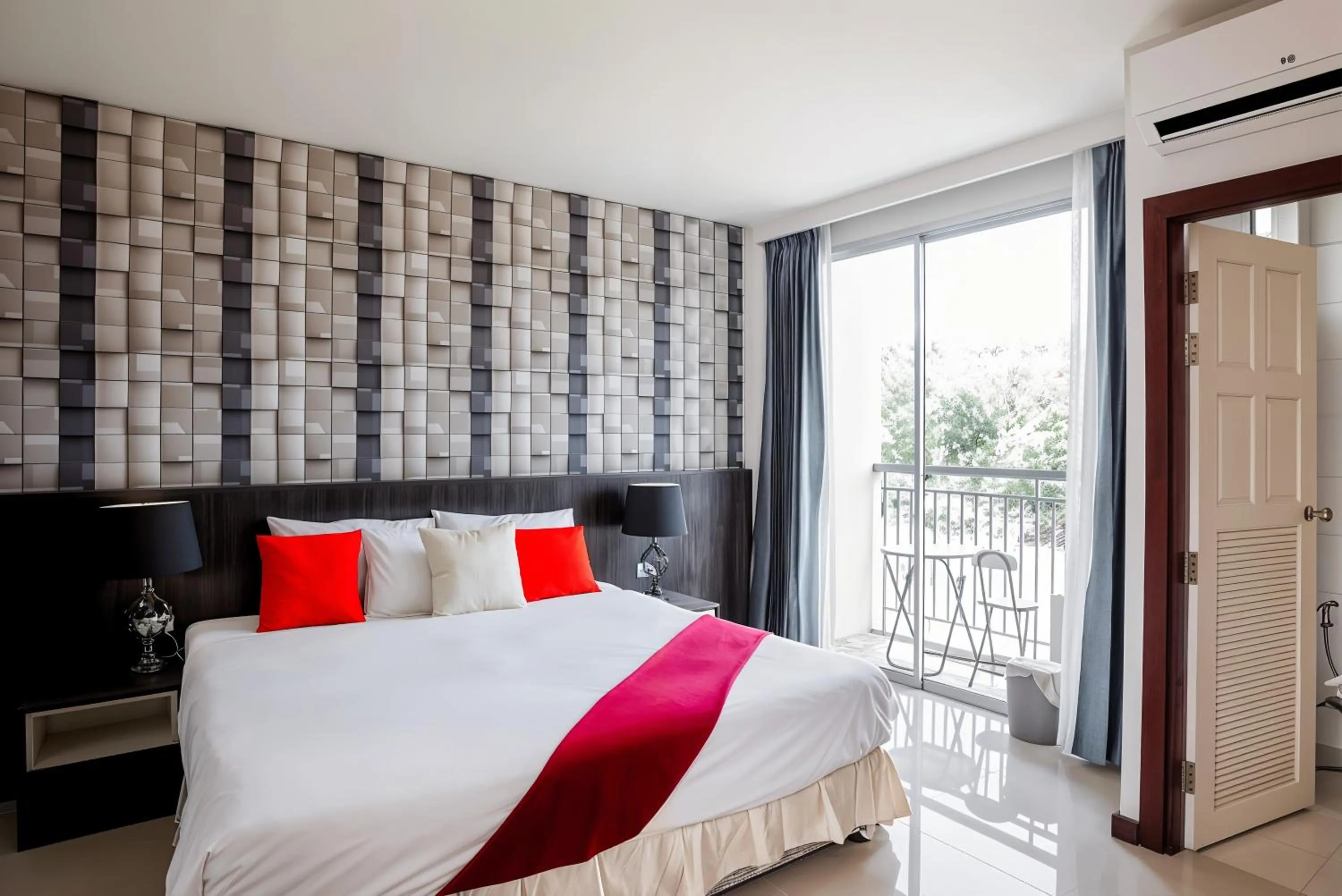 Shower, Bed in The Wings Boutique Hotels Krabi Ko Lanta