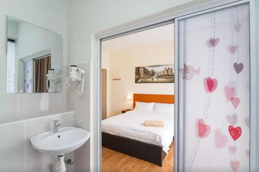 Toilet, Bed in Penang Hill Lodge