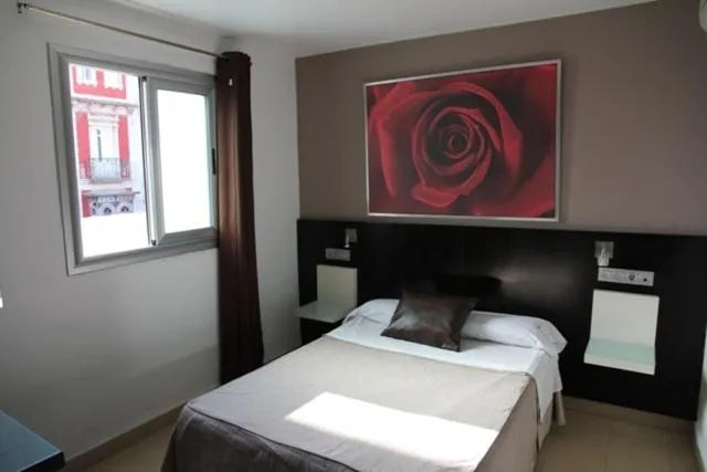 Photo of the whole room, Bed in Hostal Central