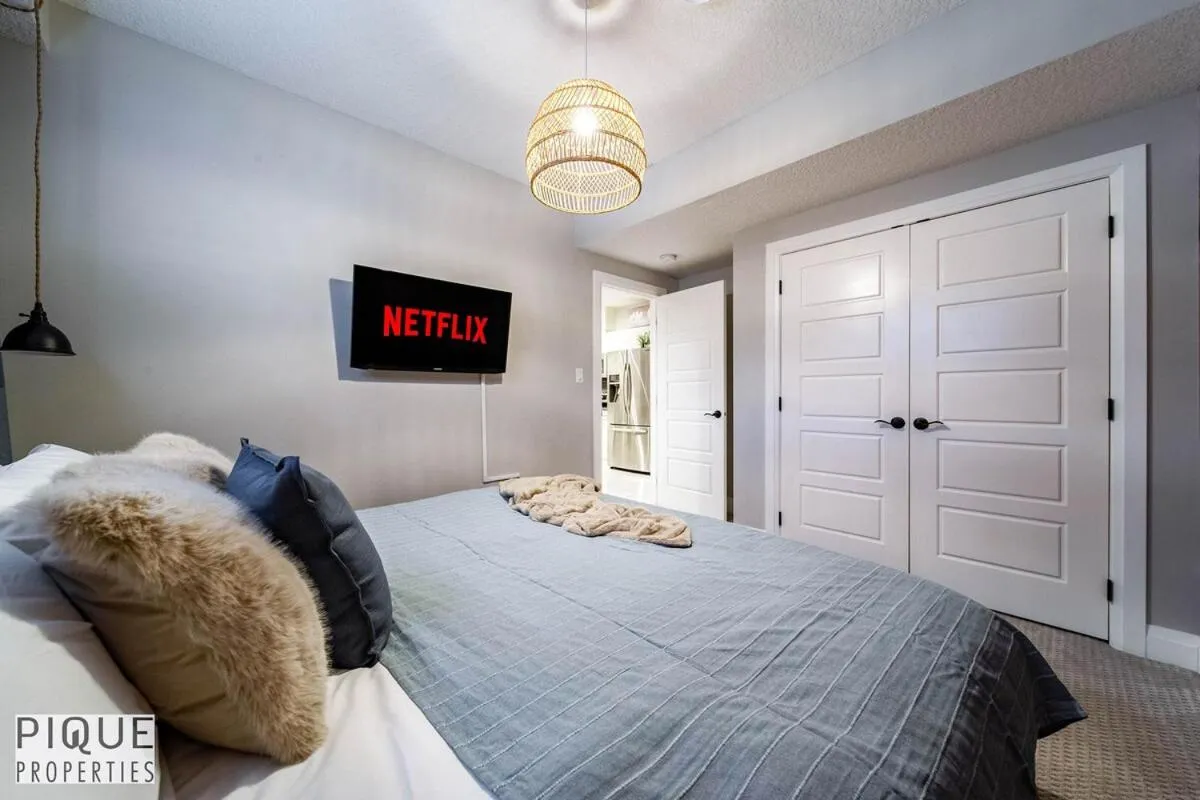 Bed in Chic Retreat with Hot Tub - King Bed - Fireplace - WEM