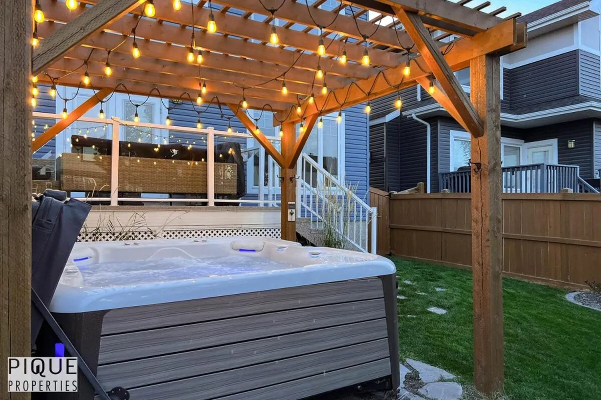 Chic Retreat with Hot Tub - King Bed - Fireplace - WEM