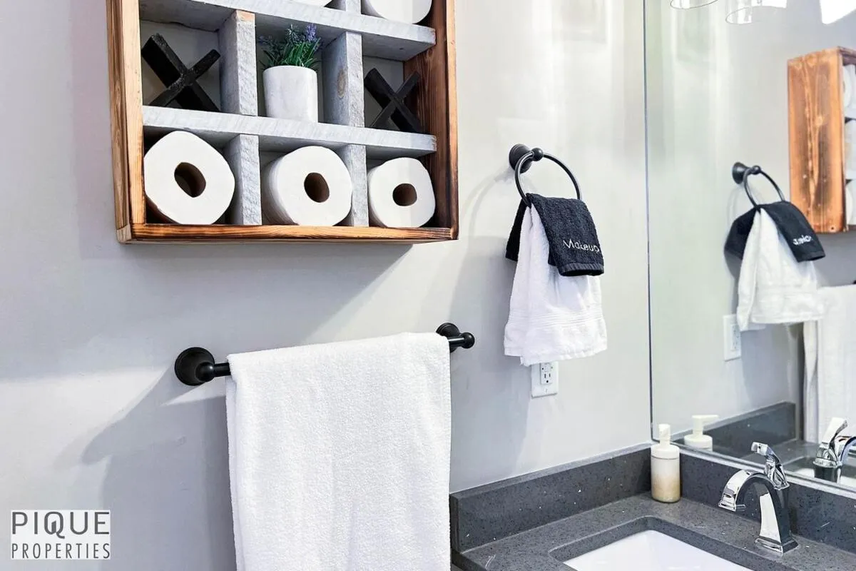 Chic Retreat with Hot Tub - King Bed - Fireplace - WEM