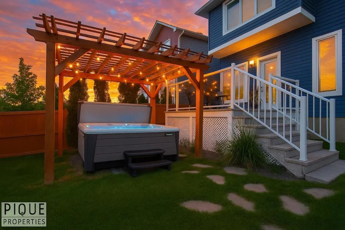 Chic Retreat with Hot Tub - King Bed - Fireplace - WEM