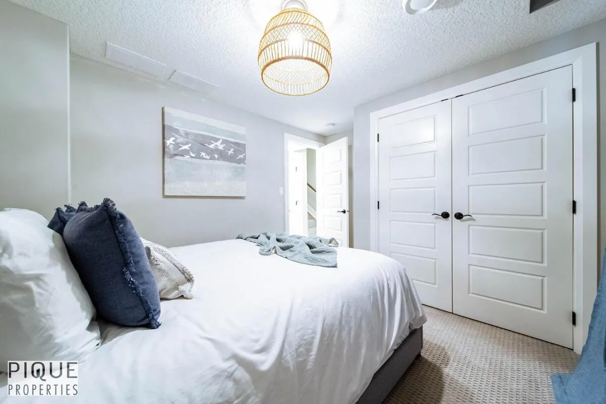 Bed in Chic Retreat with Hot Tub - King Bed - Fireplace - WEM