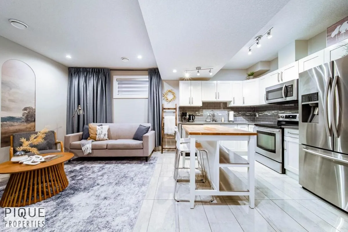 Chic Retreat with Hot Tub - King Bed - Fireplace - WEM