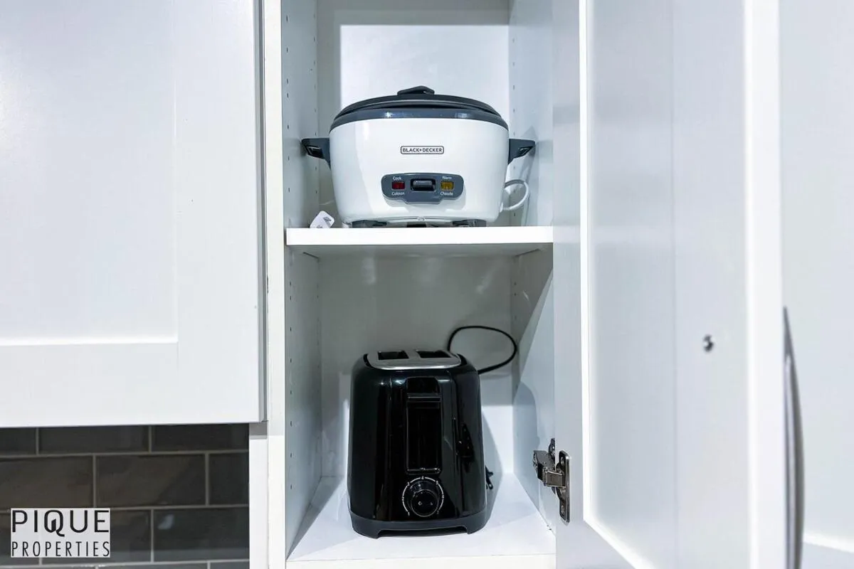 Chic Retreat with Hot Tub - King Bed - Fireplace - WEM