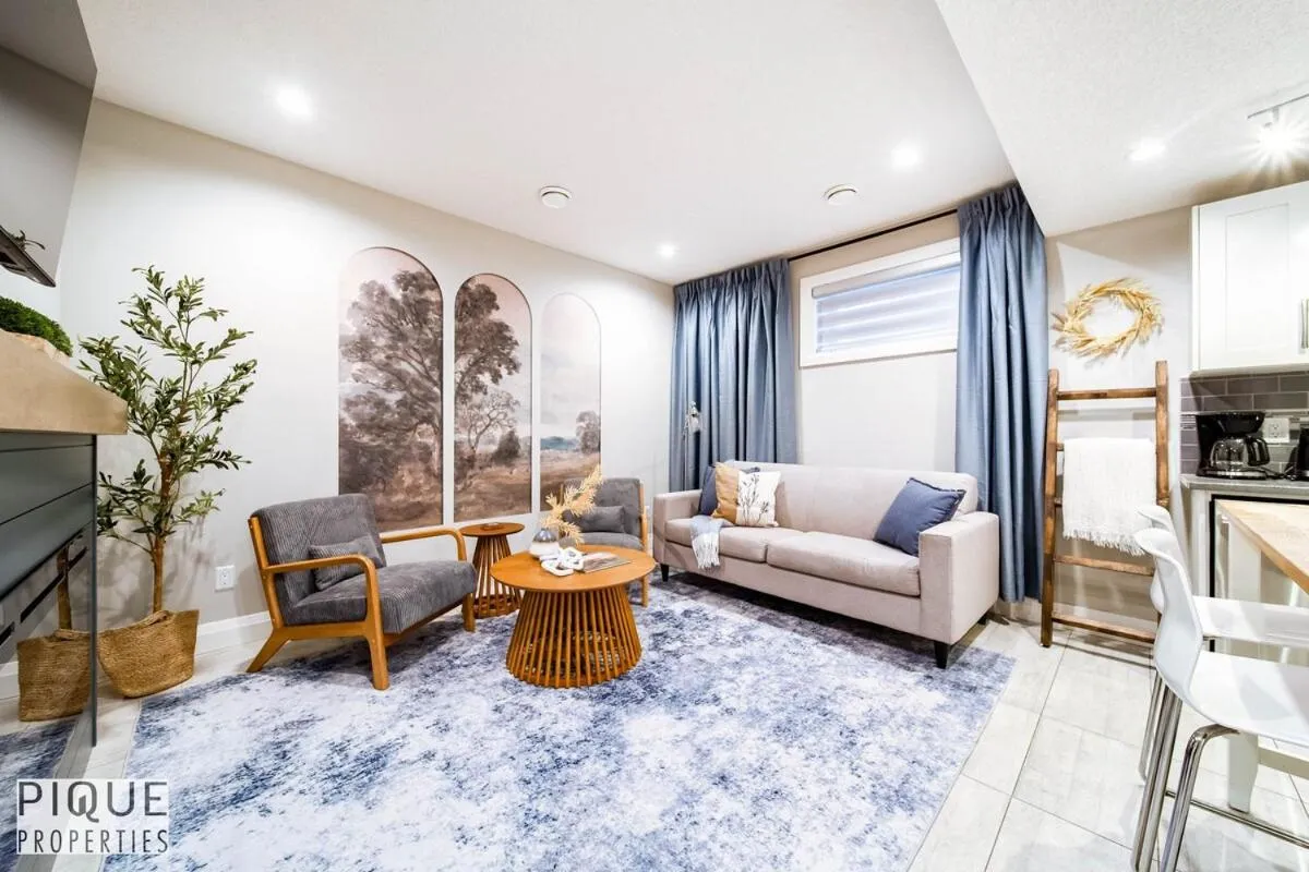 Chic Retreat with Hot Tub - King Bed - Fireplace - WEM