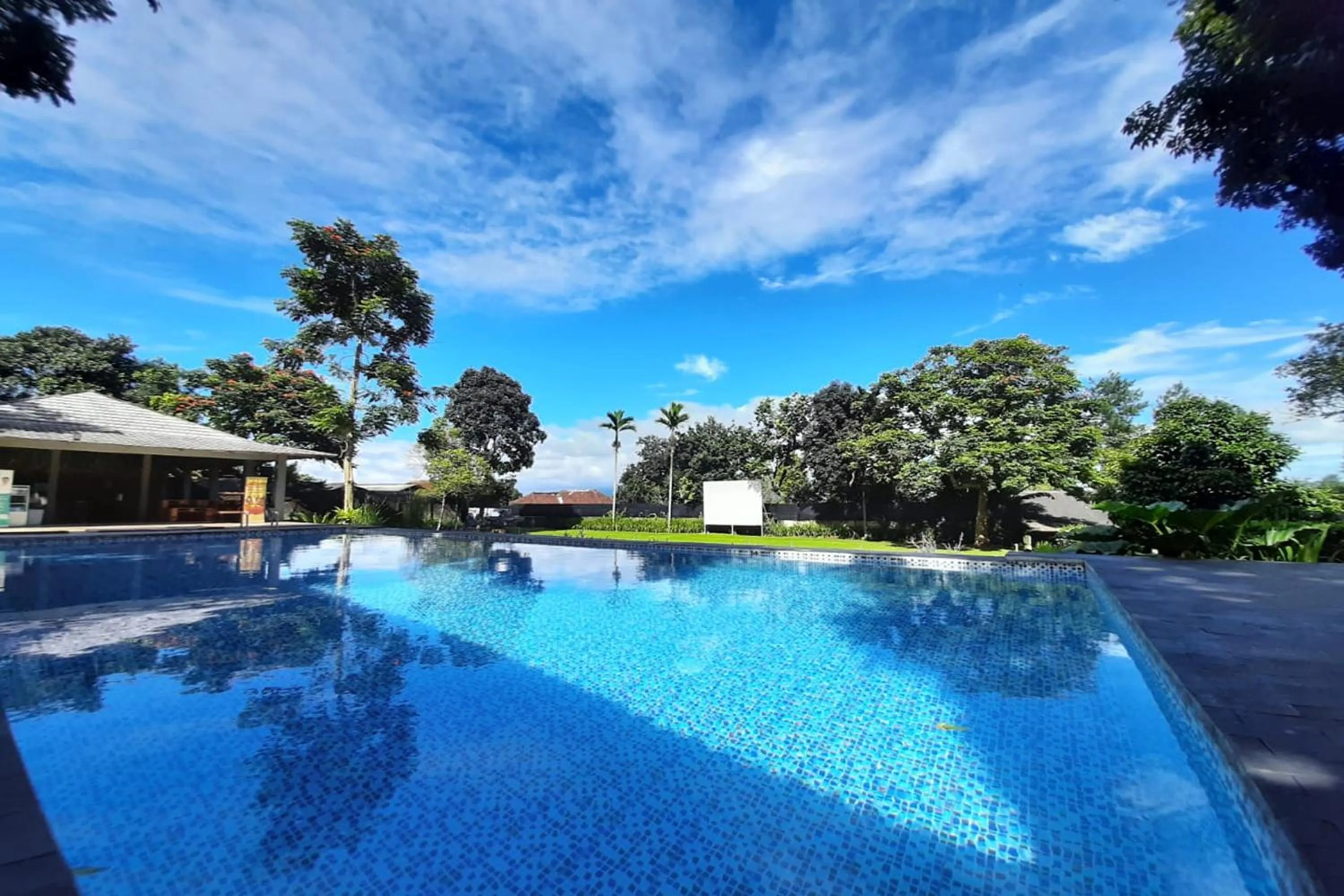 Swimming pool in Tjapoeng Resort Pancawati