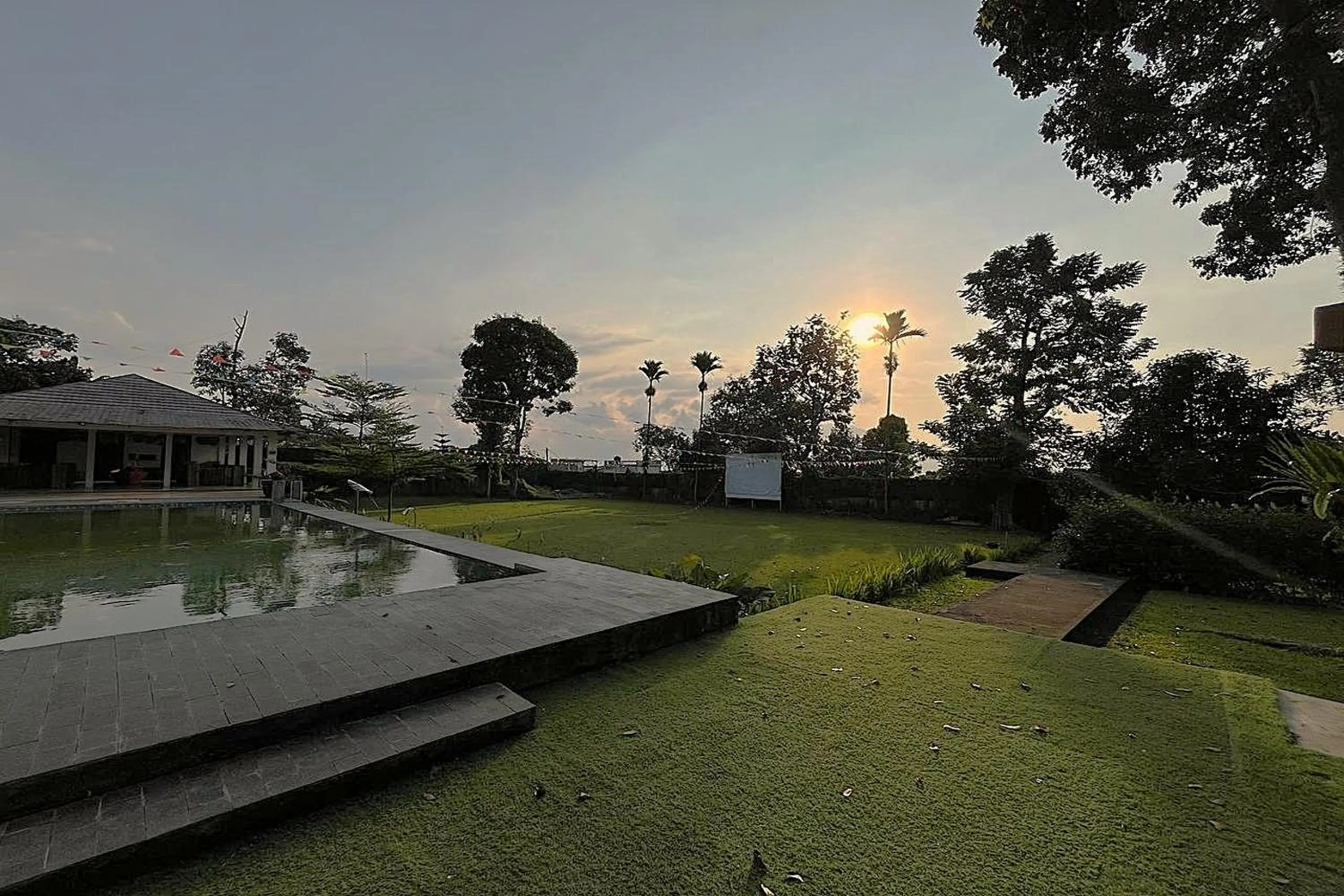 Swimming pool in Tjapoeng Resort Pancawati