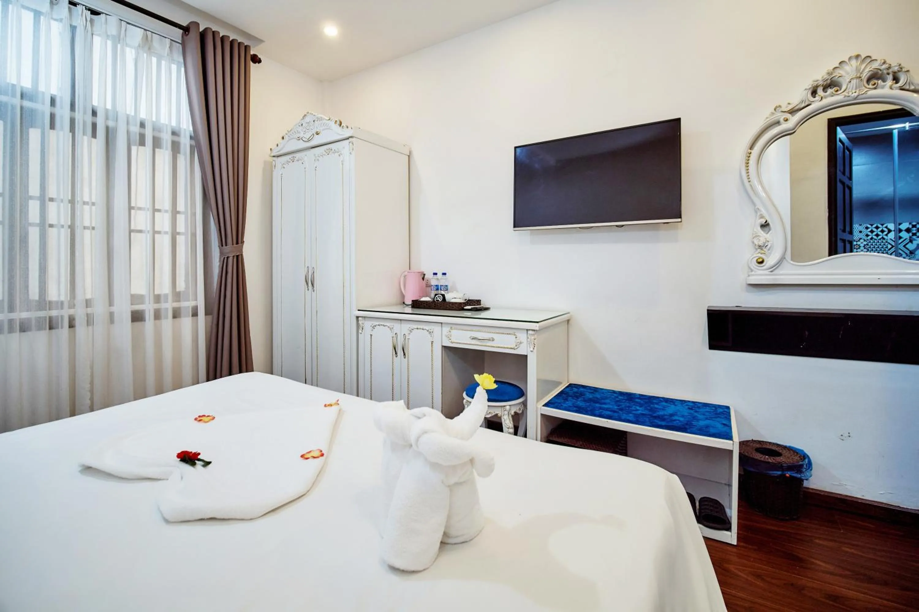 Bed in Hoian Nostalgia Hotel