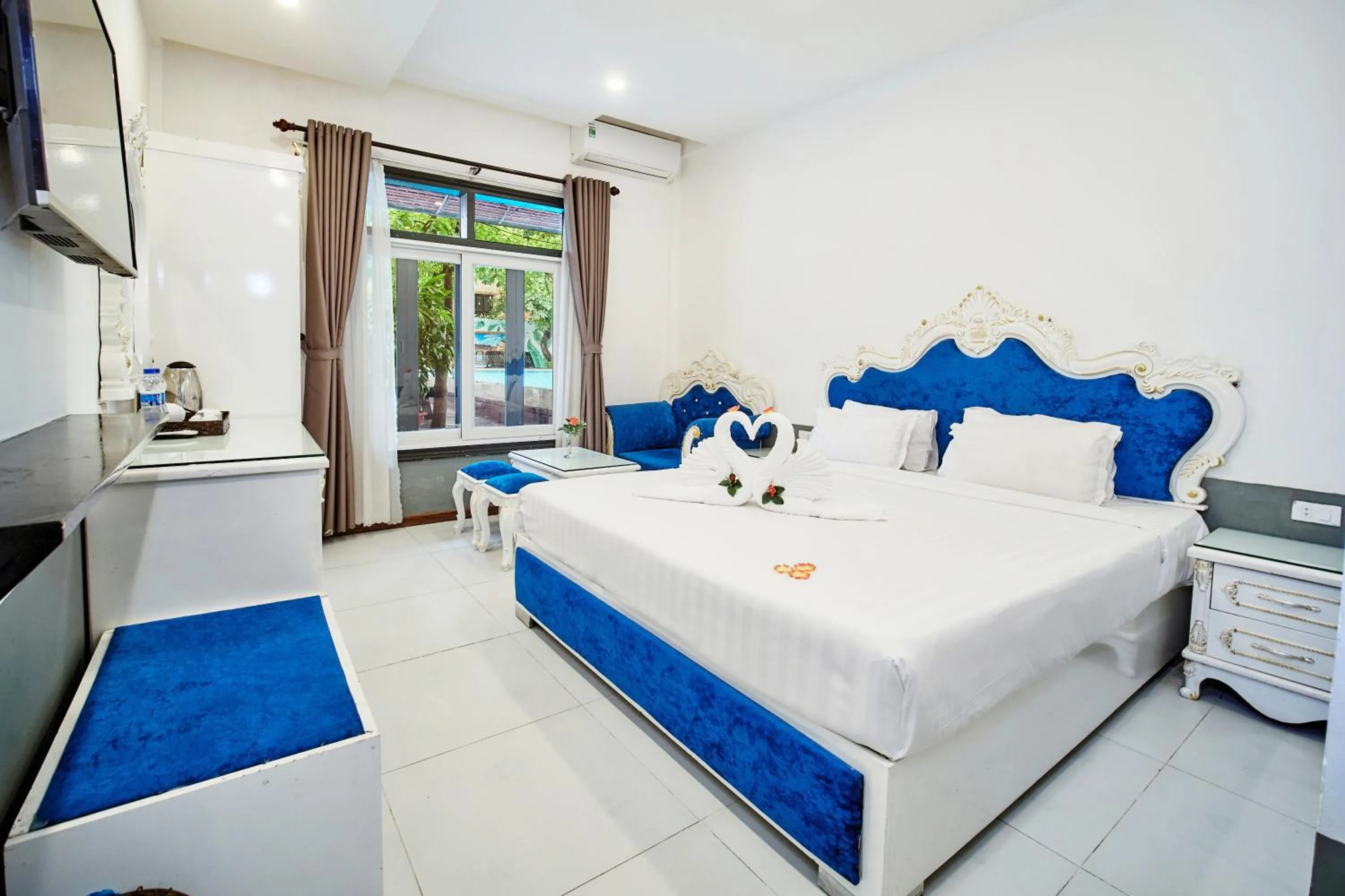 Bed in Hoian Nostalgia Hotel