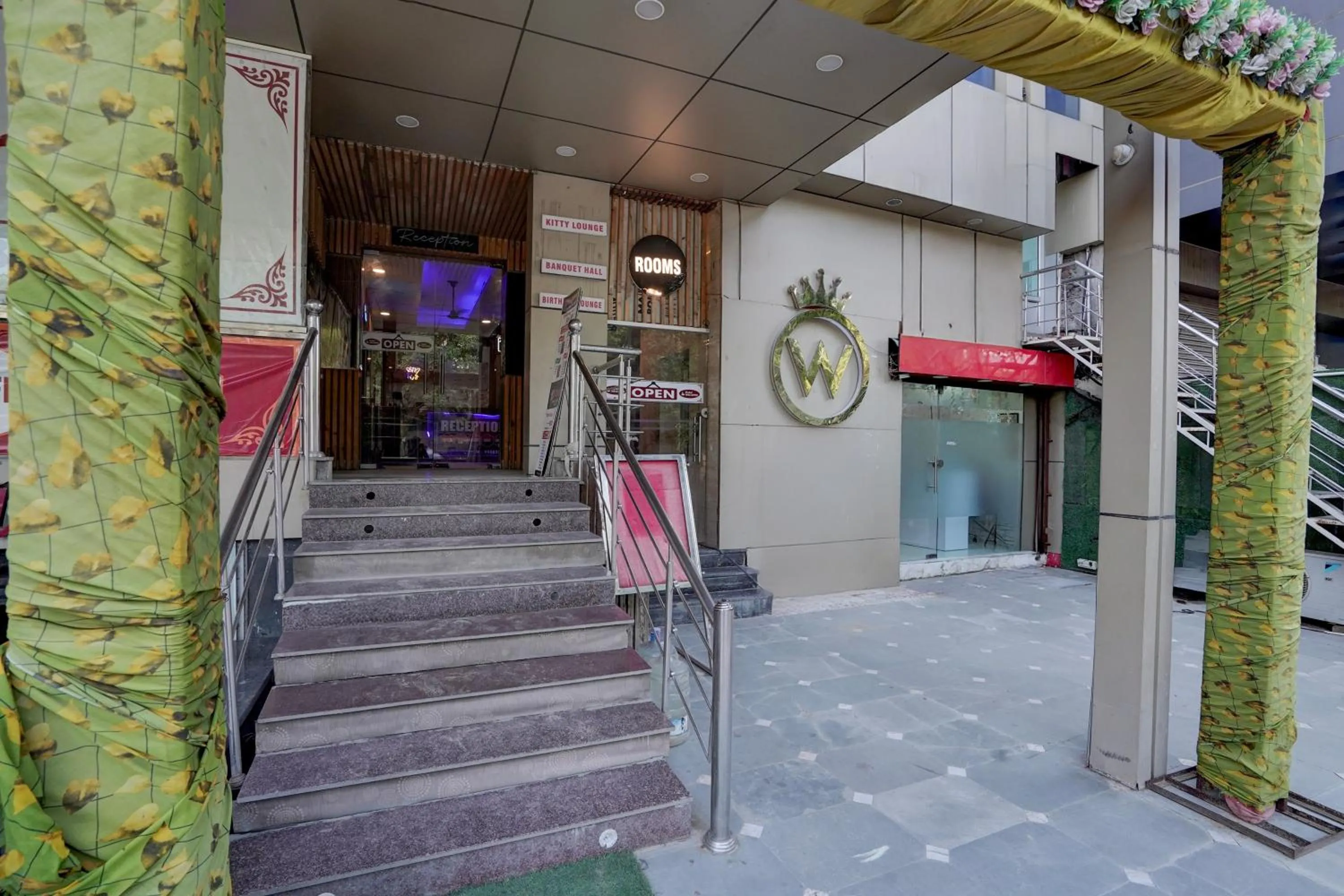 Facade/entrance in HOTEL O WELCOME INN