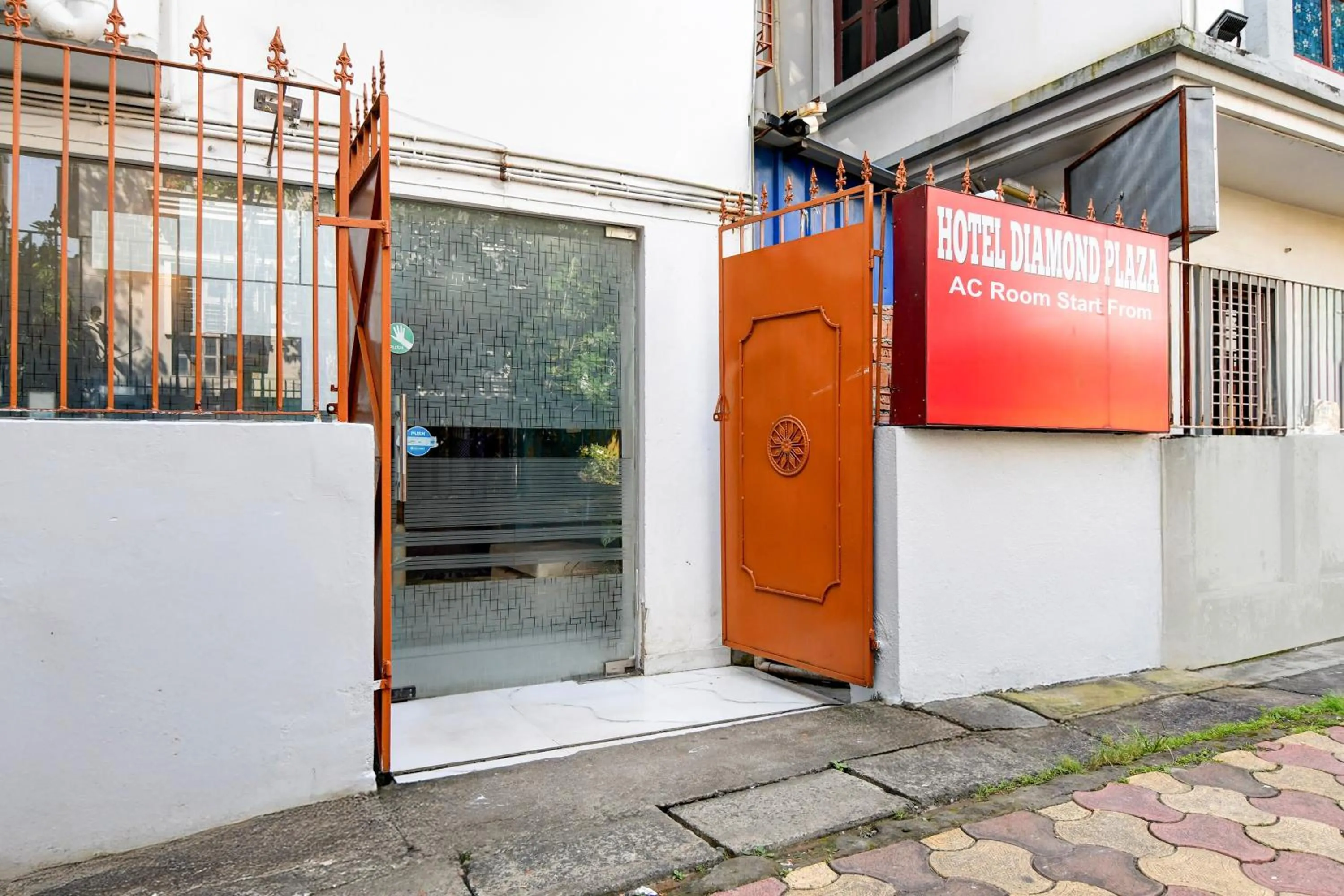 Facade/entrance in Hotel O Diamond Plaza