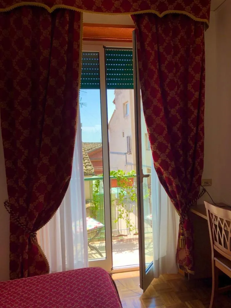 View (from property/room), Bed in Hotel Arcadia