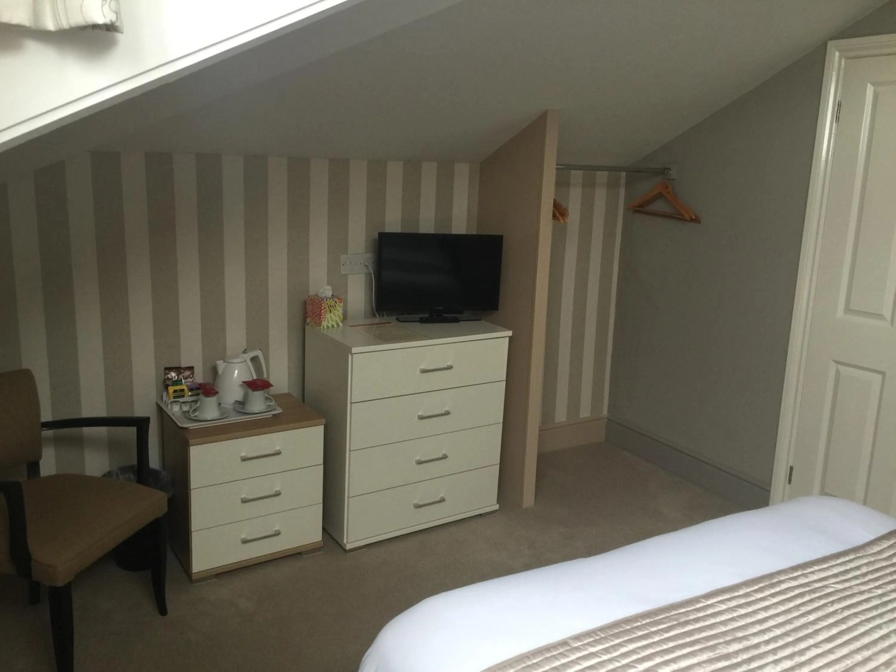 Photo of the whole room, Bed in The Clyffe Hotel