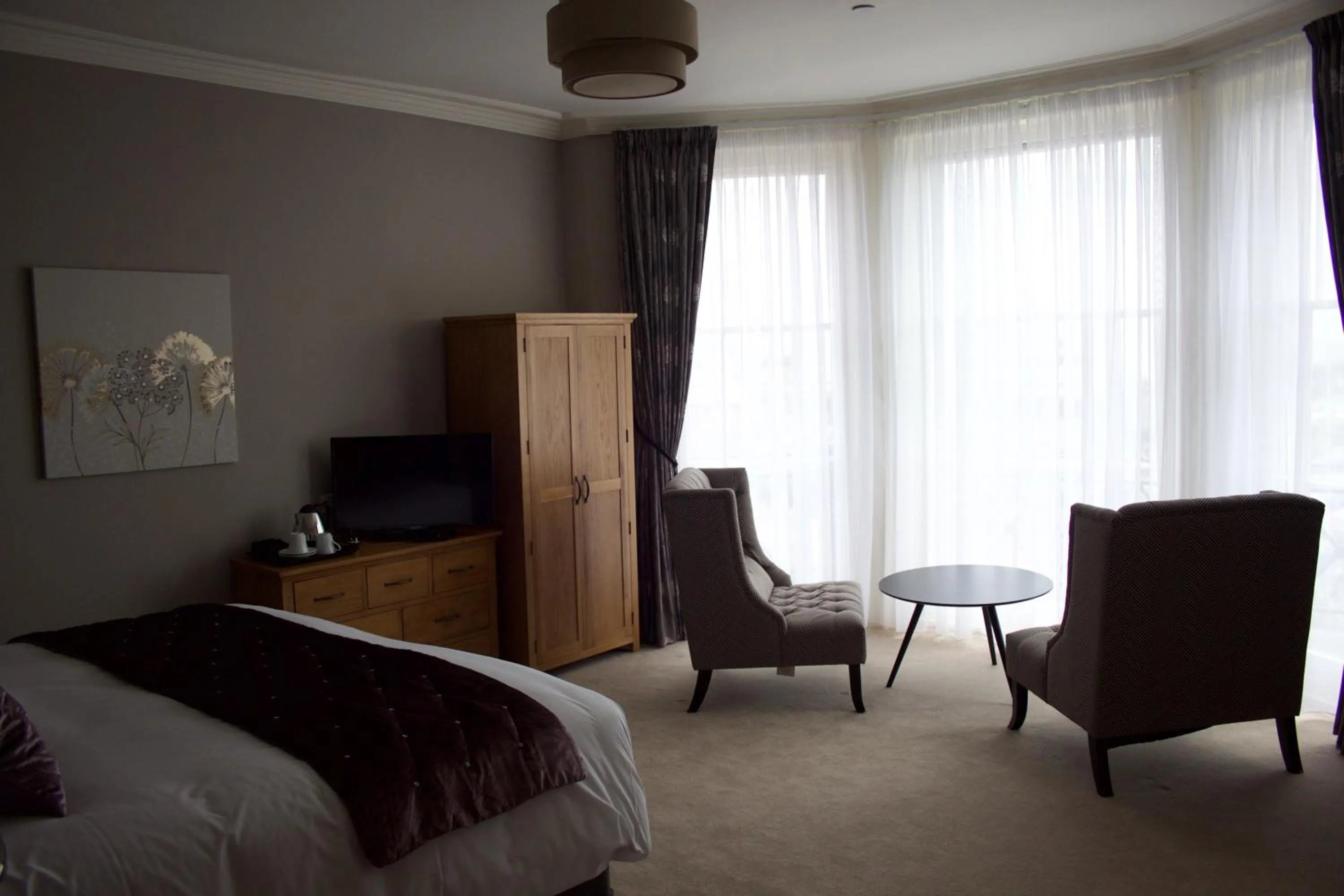 Photo of the whole room, Bed in The Clyffe Hotel