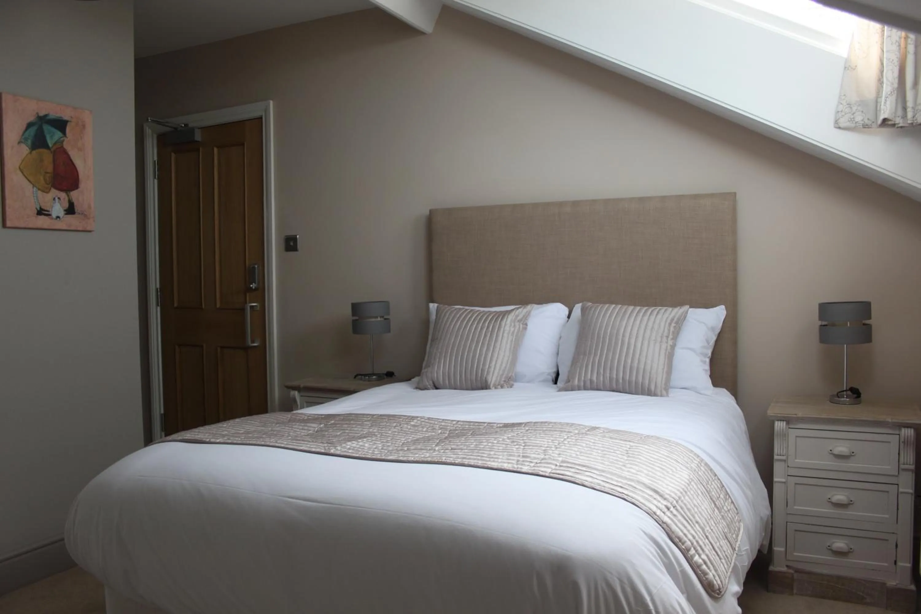 Photo of the whole room, Bed in The Clyffe Hotel