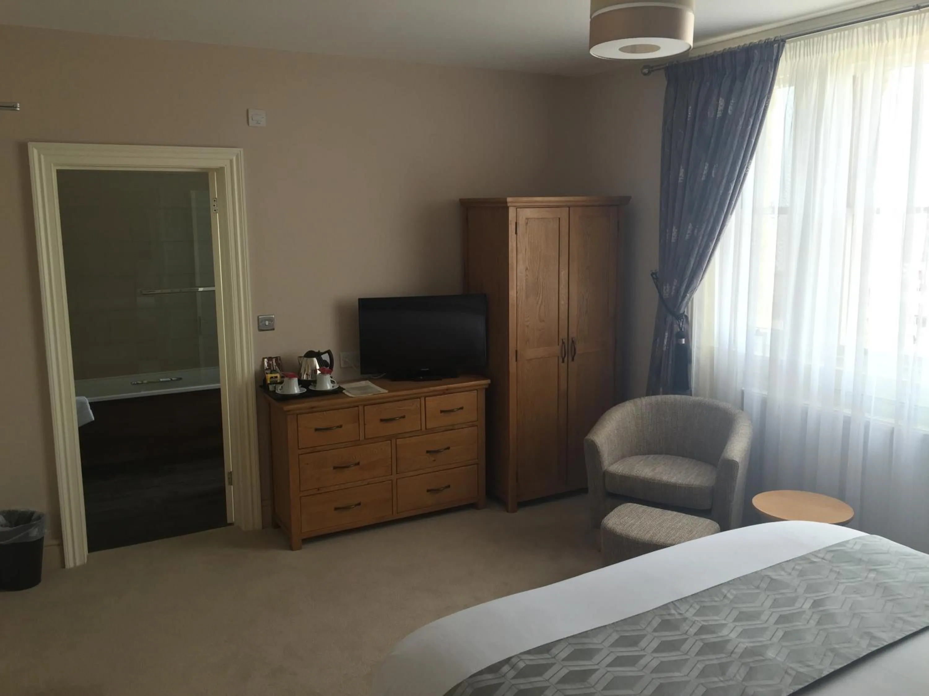 Photo of the whole room, Bed in The Clyffe Hotel