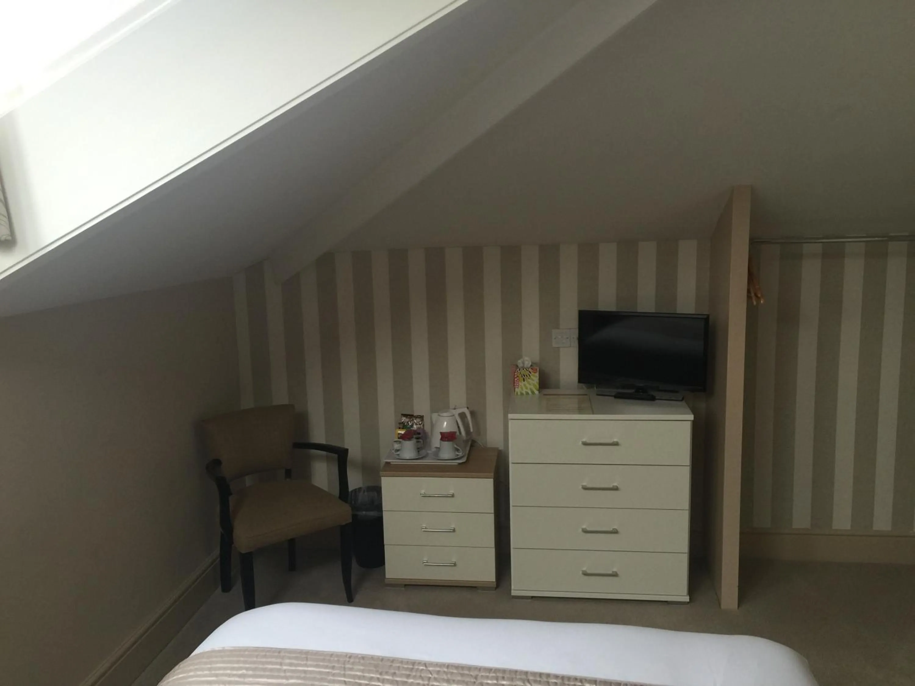 Photo of the whole room, Bed in The Clyffe Hotel