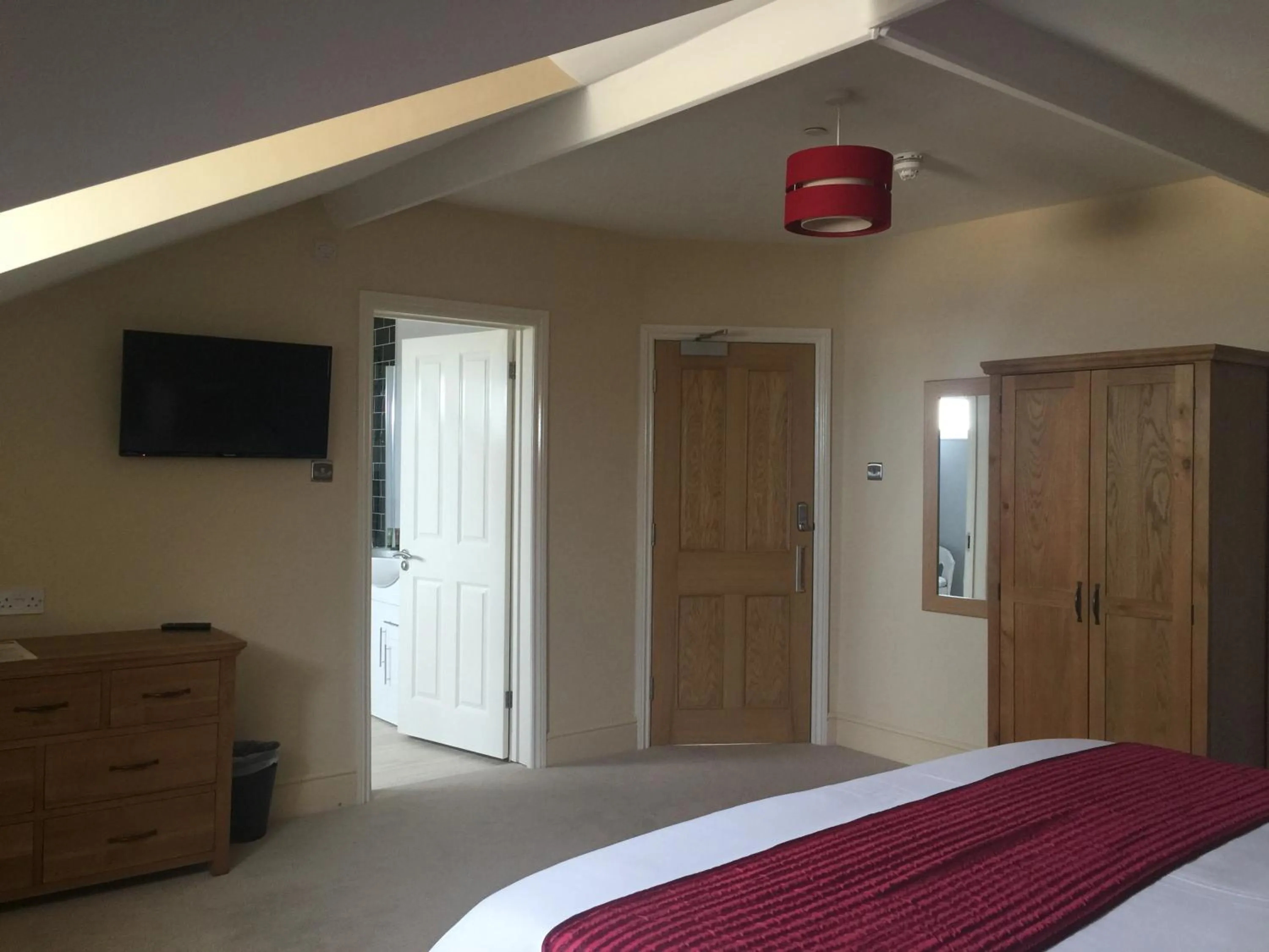 Photo of the whole room, Bed in The Clyffe Hotel