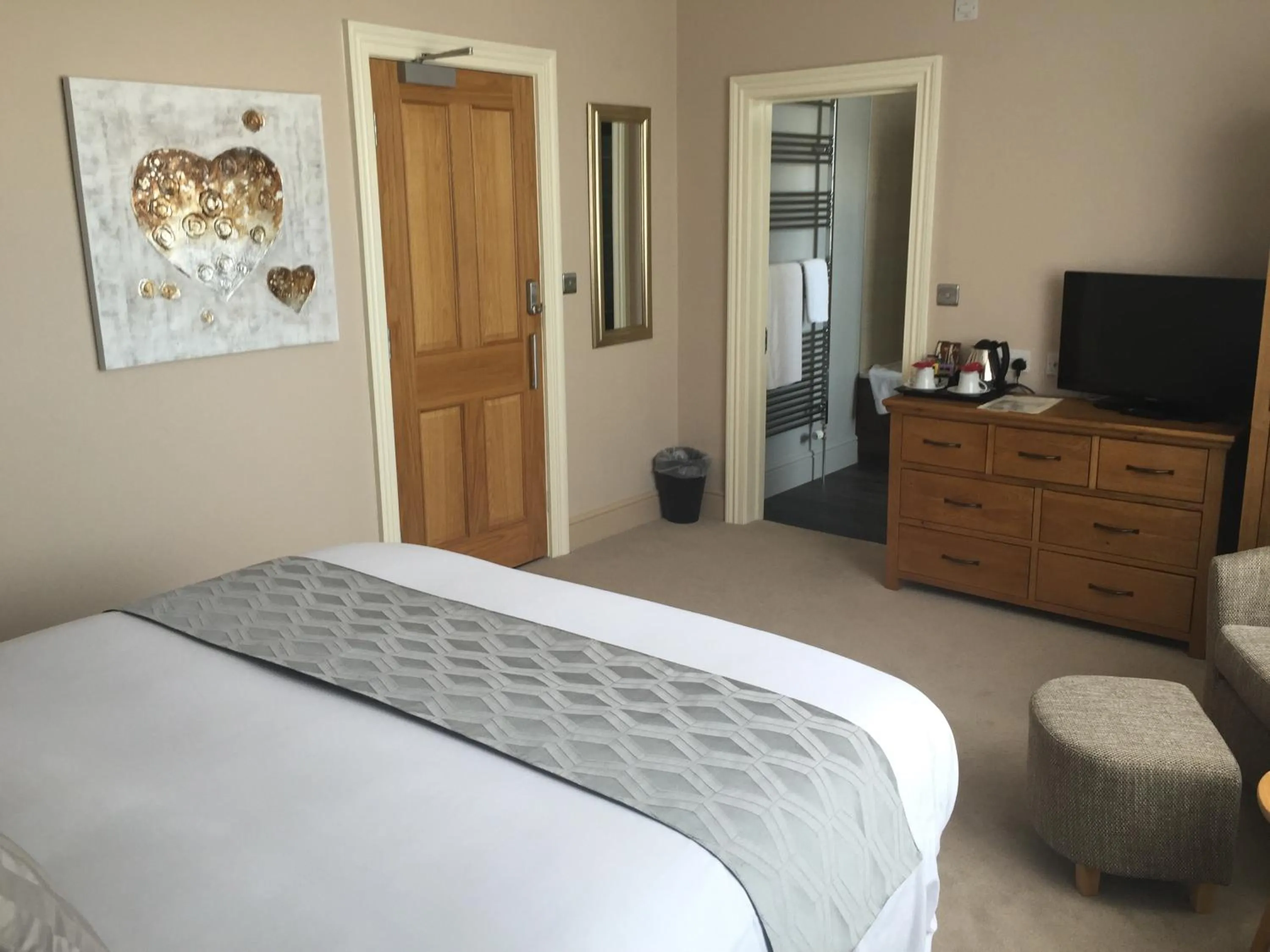 Photo of the whole room, Bed in The Clyffe Hotel